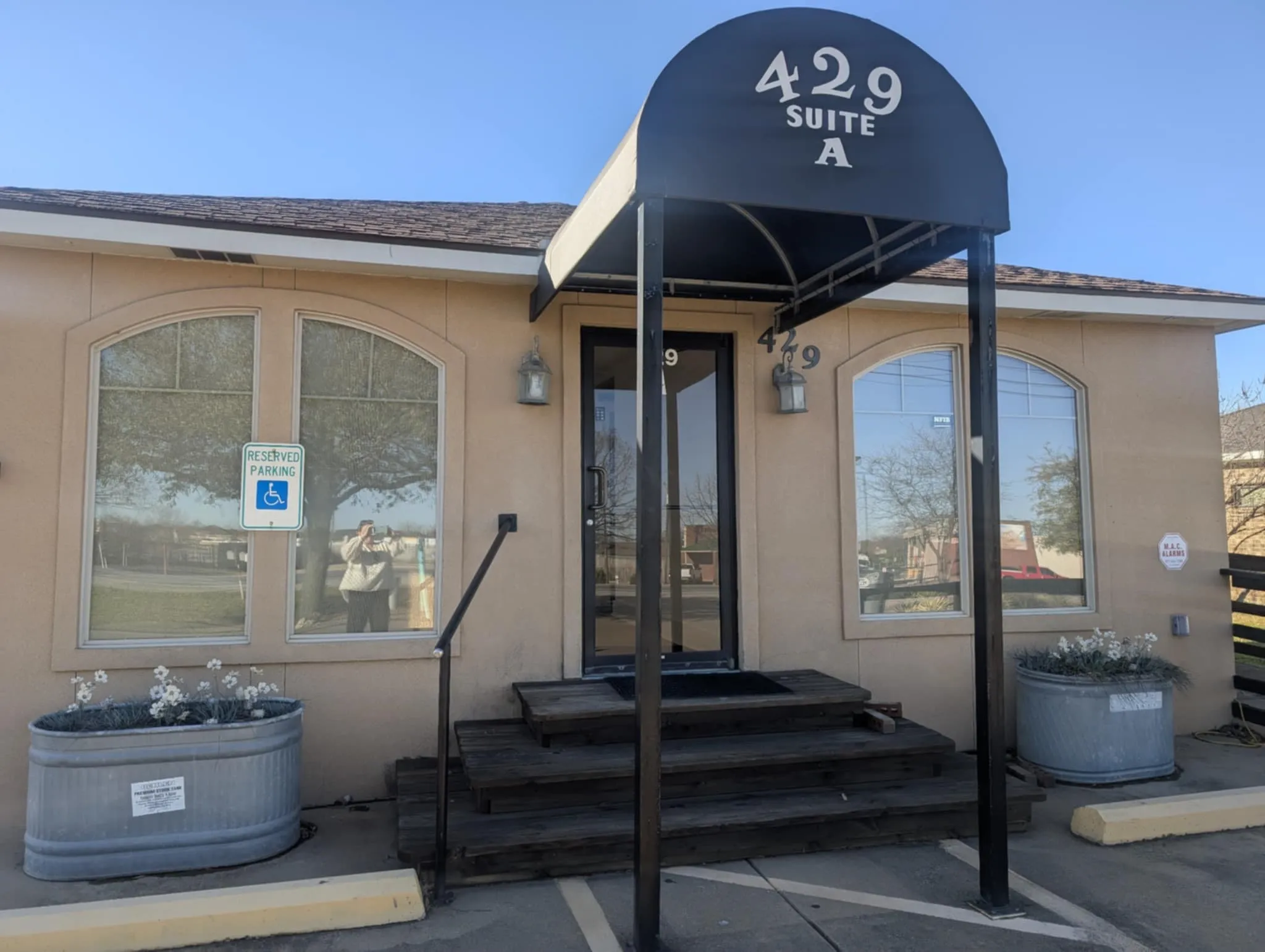 Suite available for lease.  High traffic area of Red Oak.  Excellent location for office.