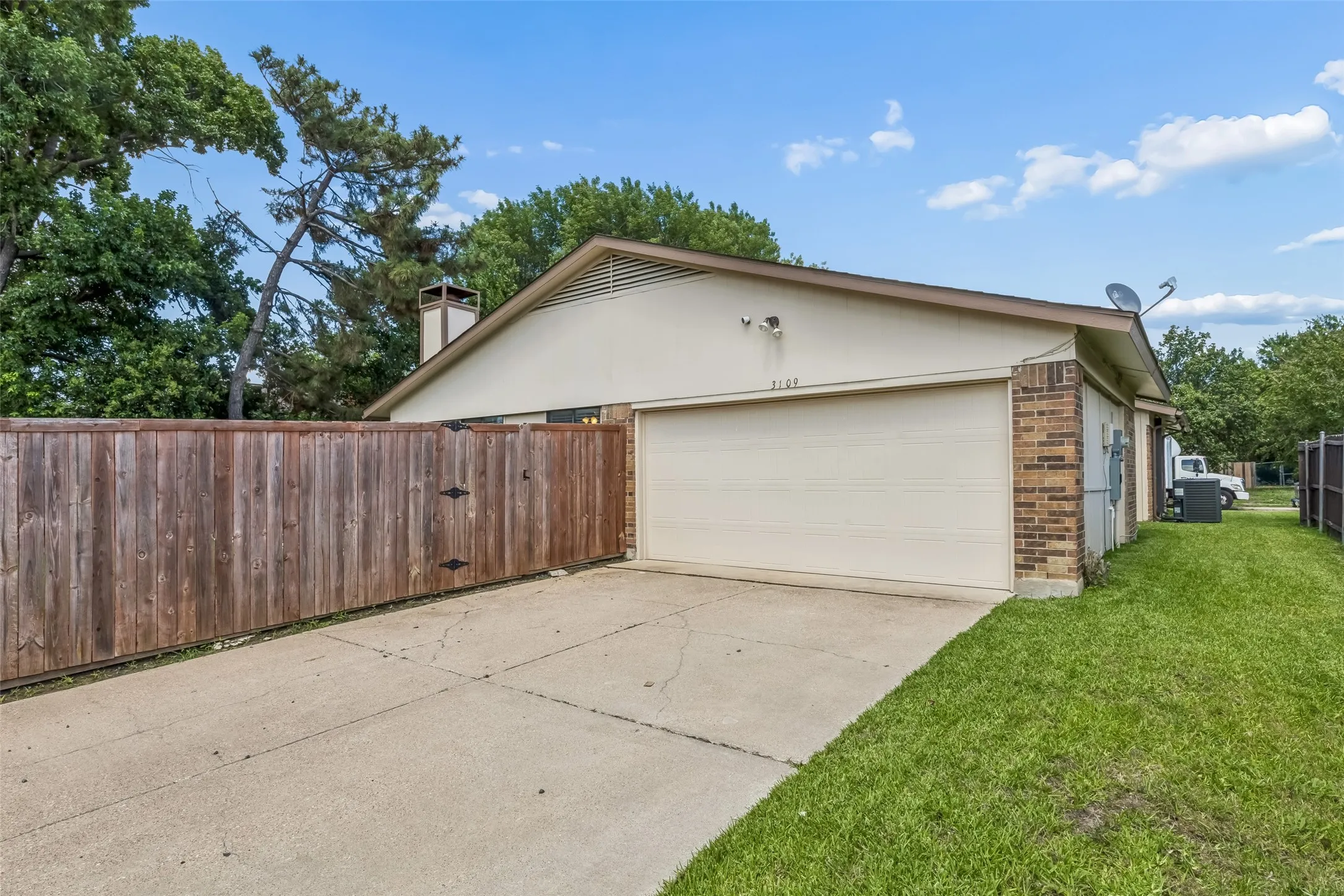 Single Family Residence For Rent in Denton County , 3109 Fairgate Drive, Carrollton, Texas 75007, 3 Bedroom, 2 Bathroom, 2 Garage spaces, 1,668 Sqft, built in 1983, mls#21381106, Real Estate Agent in Carrollton, Homes For Rent in Denton county, Homes For Rent in Carrollton, Realtor in Carrollton Texas, Real Estate Brokerage Independent Realty Texas, Luminita Cordes Realtor