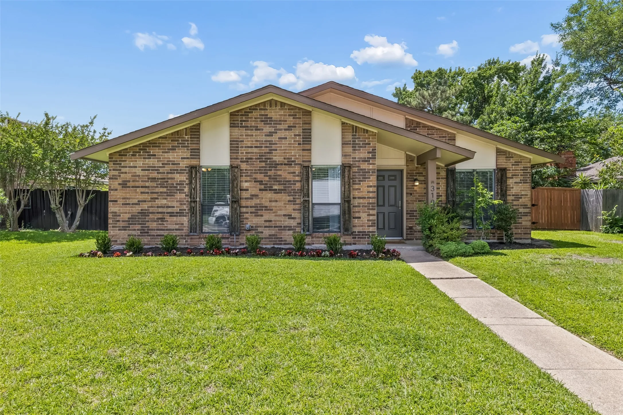 Single Family Residence For Rent in Denton County , 3109 Fairgate Drive, Carrollton, Texas 75007, 3 Bedroom, 2 Bathroom, 2 Garage spaces, 1,668 Sqft, built in 1983, mls#21381106, Real Estate Agent in Carrollton, Homes For Rent in Denton county, Homes For Rent in Carrollton, Realtor in Carrollton Texas, Real Estate Brokerage Independent Realty Texas, Luminita Cordes Realtor