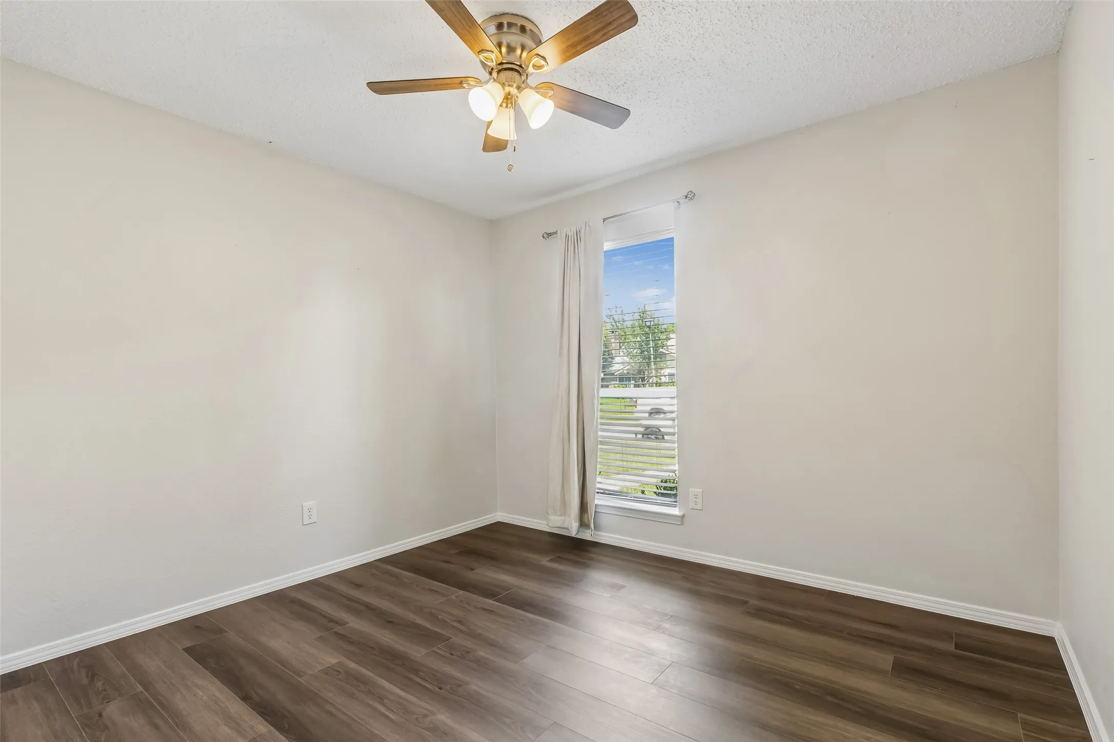 Single Family Residence For Rent in Denton County , 3109 Fairgate Drive, Carrollton, Texas 75007, 3 Bedroom, 2 Bathroom, 2 Garage spaces, 1,668 Sqft, built in 1983, mls#21381106, Real Estate Agent in Carrollton, Homes For Rent in Denton county, Homes For Rent in Carrollton, Realtor in Carrollton Texas, Real Estate Brokerage Independent Realty Texas, Luminita Cordes Realtor