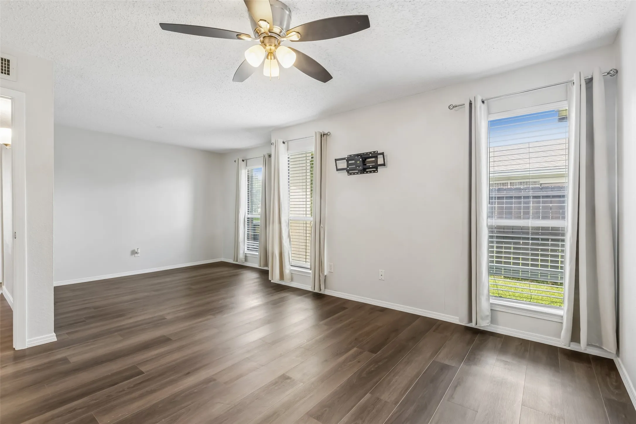 Single Family Residence For Rent in Denton County , 3109 Fairgate Drive, Carrollton, Texas 75007, 3 Bedroom, 2 Bathroom, 2 Garage spaces, 1,668 Sqft, built in 1983, mls#21381106, Real Estate Agent in Carrollton, Homes For Rent in Denton county, Homes For Rent in Carrollton, Realtor in Carrollton Texas, Real Estate Brokerage Independent Realty Texas, Luminita Cordes Realtor