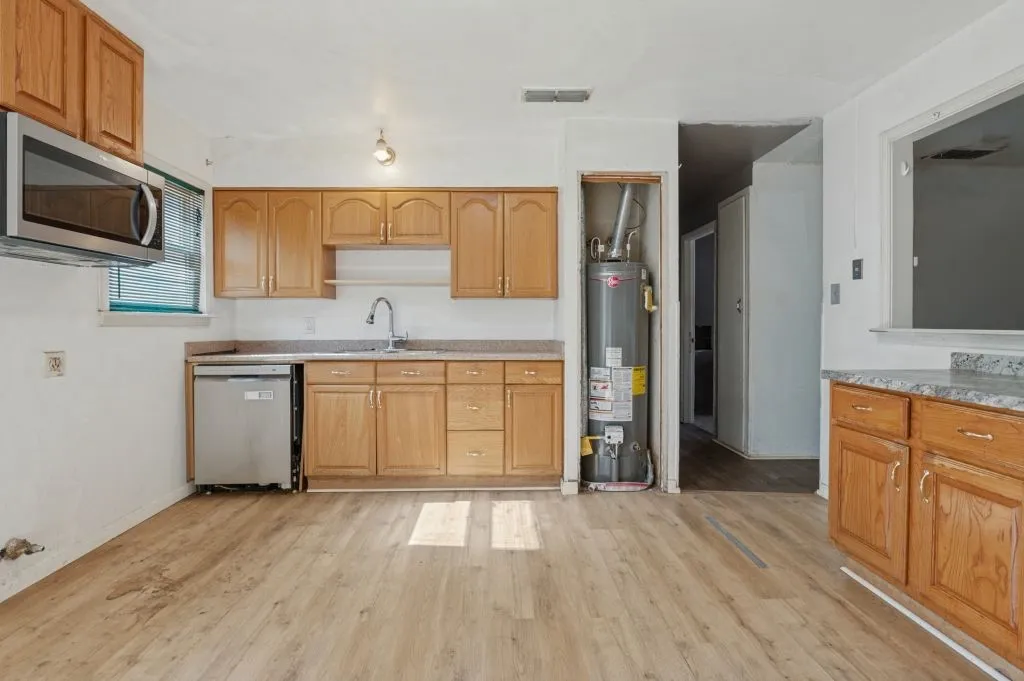Single Family Residence For Sale in Tarrant County , 1024 Harris Drive, Euless, Texas 76039, 3 Bedroom, 1 Bathroom, 1 Garage spaces, 987 Sqft, built in 1959, mls#21380830, Real Estate Agent in Euless, Homes For Sale in Tarrant county, Homes For Sale in Euless, Realtor in Euless Texas, Real Estate Brokerage Independent Realty Texas, Luminita Cordes Realtor