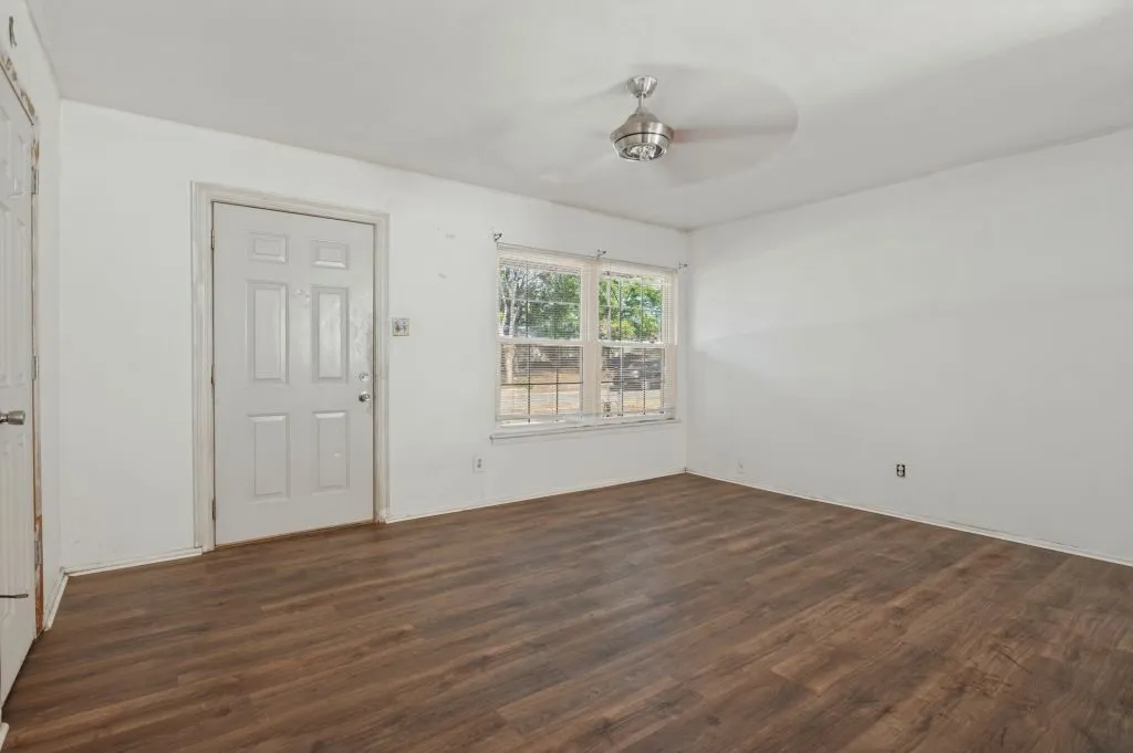 Single Family Residence For Sale in Tarrant County , 1024 Harris Drive, Euless, Texas 76039, 3 Bedroom, 1 Bathroom, 1 Garage spaces, 987 Sqft, built in 1959, mls#21380830, Real Estate Agent in Euless, Homes For Sale in Tarrant county, Homes For Sale in Euless, Realtor in Euless Texas, Real Estate Brokerage Independent Realty Texas, Luminita Cordes Realtor
