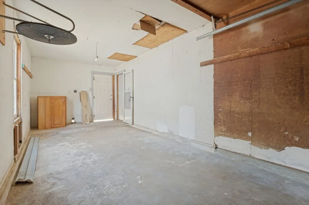 Single Family Residence For Sale in Tarrant County , 1024 Harris Drive, Euless, Texas 76039, 3 Bedroom, 1 Bathroom, 1 Garage spaces, 987 Sqft, built in 1959, mls#21380830, Real Estate Agent in Euless, Homes For Sale in Tarrant county, Homes For Sale in Euless, Realtor in Euless Texas, Real Estate Brokerage Independent Realty Texas, Luminita Cordes Realtor