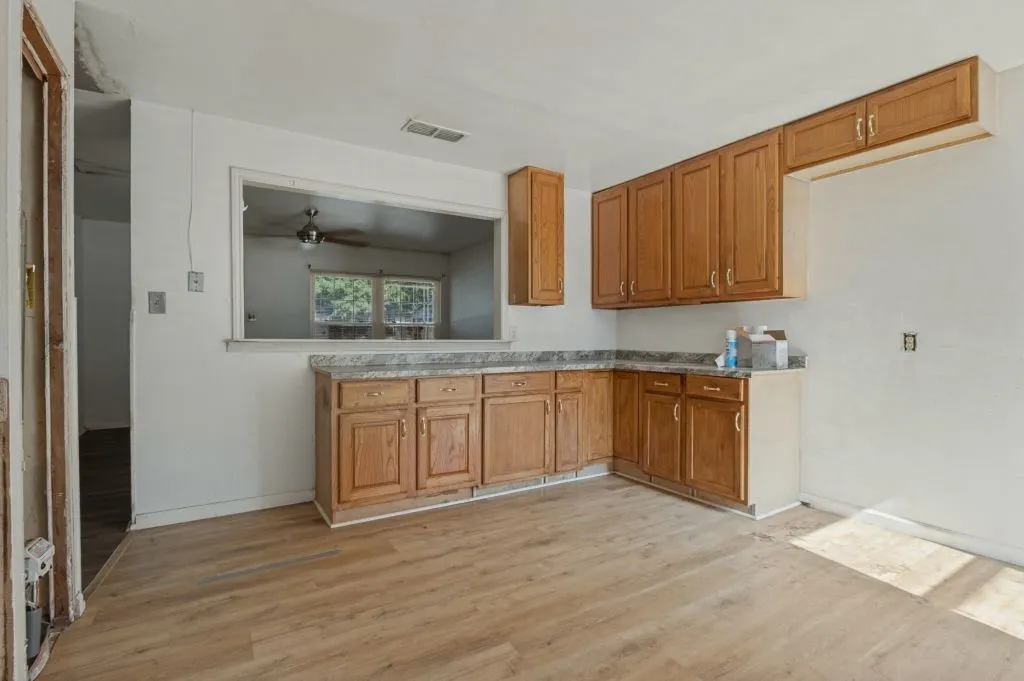 Single Family Residence For Sale in Tarrant County , 1024 Harris Drive, Euless, Texas 76039, 3 Bedroom, 1 Bathroom, 1 Garage spaces, 987 Sqft, built in 1959, mls#21380830, Real Estate Agent in Euless, Homes For Sale in Tarrant county, Homes For Sale in Euless, Realtor in Euless Texas, Real Estate Brokerage Independent Realty Texas, Luminita Cordes Realtor