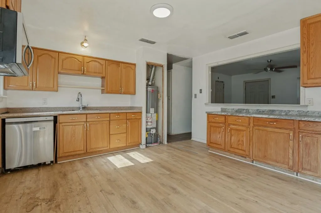 Single Family Residence For Sale in Tarrant County , 1024 Harris Drive, Euless, Texas 76039, 3 Bedroom, 1 Bathroom, 1 Garage spaces, 987 Sqft, built in 1959, mls#21380830, Real Estate Agent in Euless, Homes For Sale in Tarrant county, Homes For Sale in Euless, Realtor in Euless Texas, Real Estate Brokerage Independent Realty Texas, Luminita Cordes Realtor