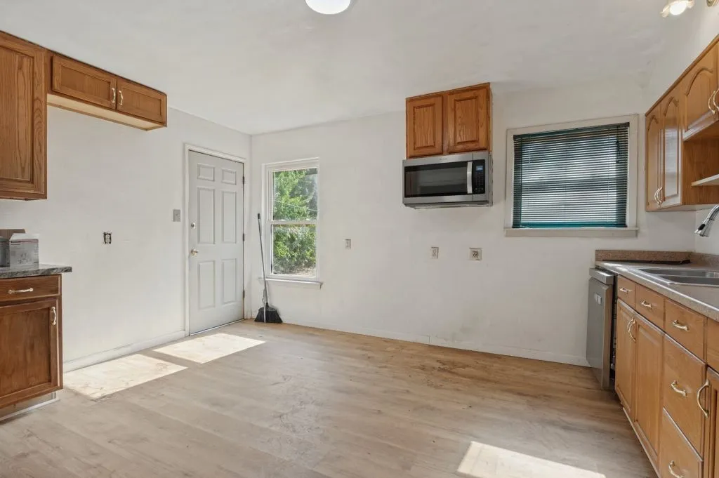 Single Family Residence For Sale in Tarrant County , 1024 Harris Drive, Euless, Texas 76039, 3 Bedroom, 1 Bathroom, 1 Garage spaces, 987 Sqft, built in 1959, mls#21380830, Real Estate Agent in Euless, Homes For Sale in Tarrant county, Homes For Sale in Euless, Realtor in Euless Texas, Real Estate Brokerage Independent Realty Texas, Luminita Cordes Realtor