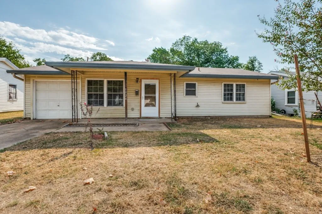 Single Family Residence For Sale in Tarrant County , 1024 Harris Drive, Euless, Texas 76039, 3 Bedroom, 1 Bathroom, 1 Garage spaces, 987 Sqft, built in 1959, mls#21380830, Real Estate Agent in Euless, Homes For Sale in Tarrant county, Homes For Sale in Euless, Realtor in Euless Texas, Real Estate Brokerage Independent Realty Texas, Luminita Cordes Realtor