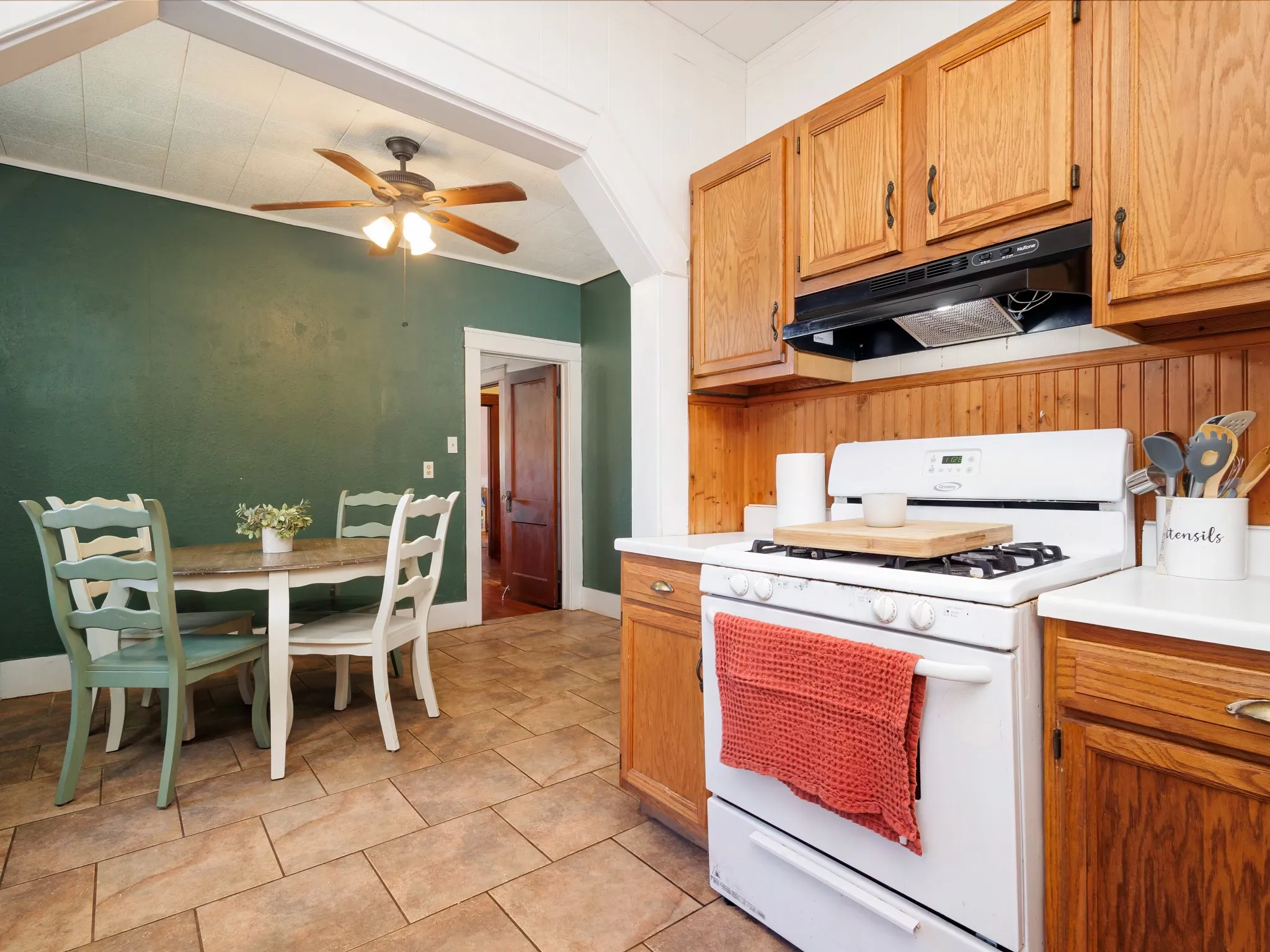 Single Family Residence For Sale in Coleman County , 211 N Nueces Street, Coleman, Texas 76834, 3 Bedroom, 2 Bathroom, 1 Garage spaces, 1,442 Sqft, built in 1930, mls#21381006, Real Estate Agent in Coleman, Homes For Sale in Coleman county, Homes For Sale in Coleman, Realtor in Coleman Texas, Real Estate Brokerage Independent Realty Texas, Luminita Cordes Realtor