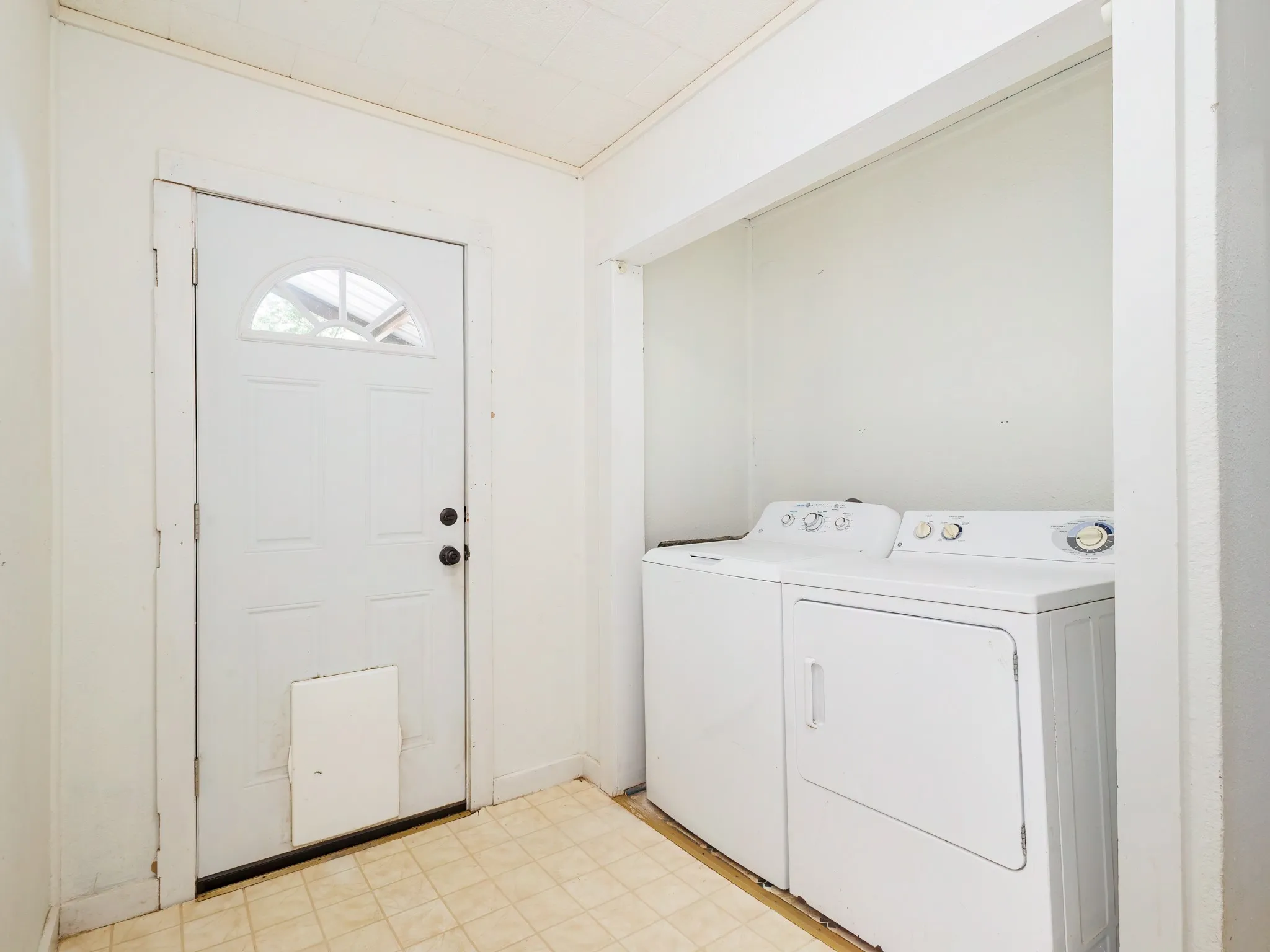 Single Family Residence For Sale in Coleman County , 211 N Nueces Street, Coleman, Texas 76834, 3 Bedroom, 2 Bathroom, 1 Garage spaces, 1,442 Sqft, built in 1930, mls#21381006, Real Estate Agent in Coleman, Homes For Sale in Coleman county, Homes For Sale in Coleman, Realtor in Coleman Texas, Real Estate Brokerage Independent Realty Texas, Luminita Cordes Realtor
