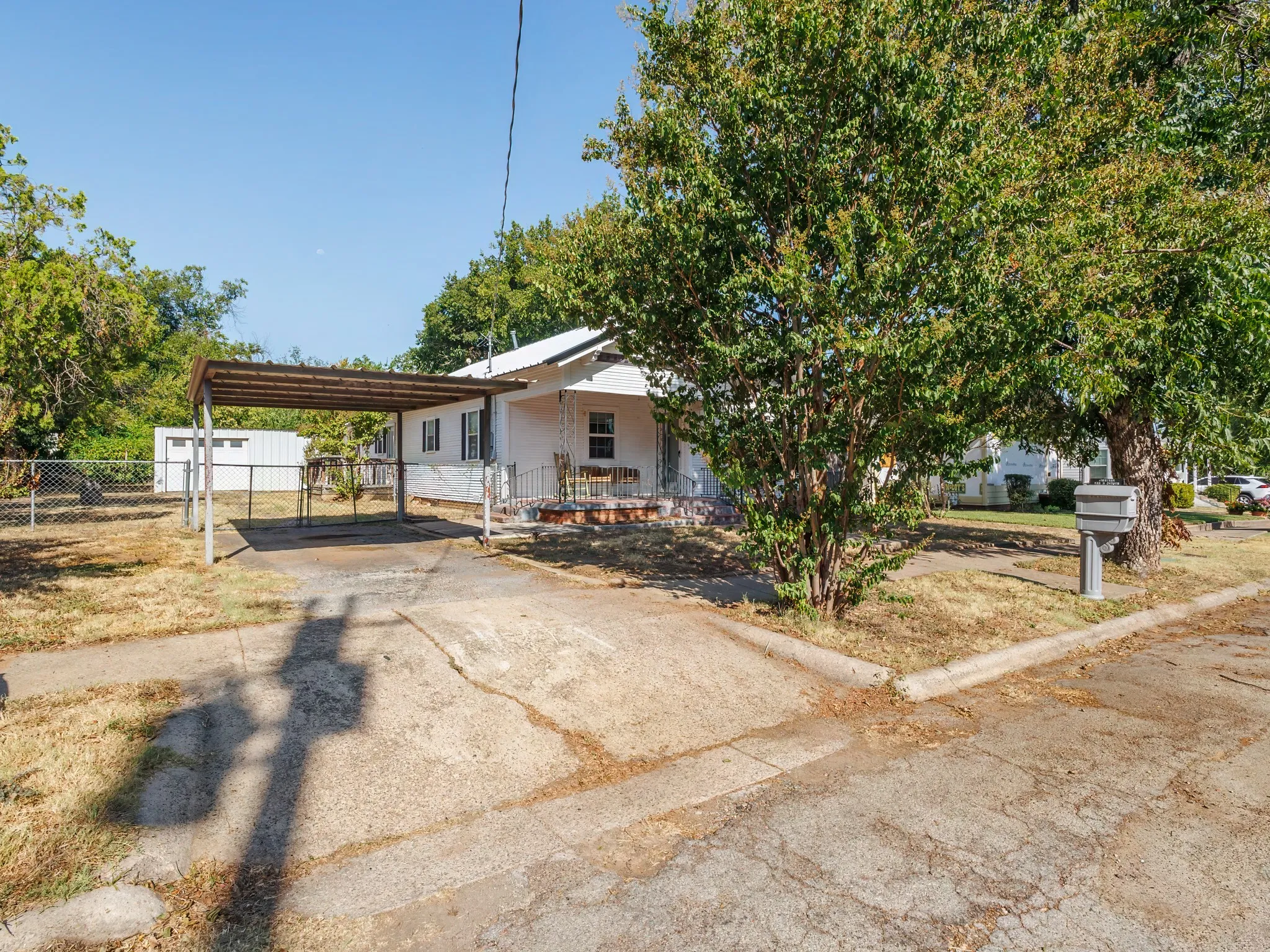 Single Family Residence For Sale in Coleman County , 211 N Nueces Street, Coleman, Texas 76834, 3 Bedroom, 2 Bathroom, 1 Garage spaces, 1,442 Sqft, built in 1930, mls#21381006, Real Estate Agent in Coleman, Homes For Sale in Coleman county, Homes For Sale in Coleman, Realtor in Coleman Texas, Real Estate Brokerage Independent Realty Texas, Luminita Cordes Realtor