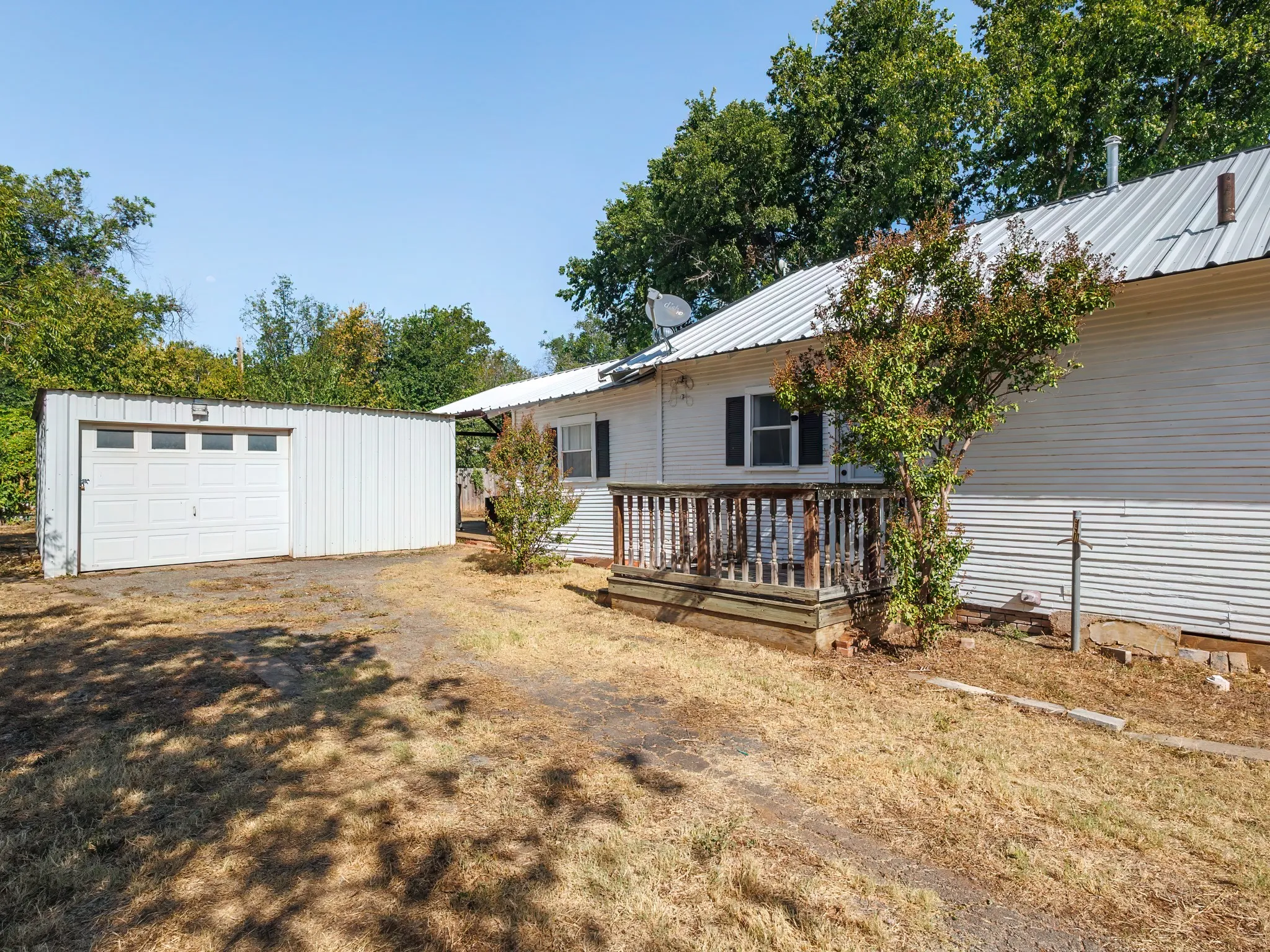 Single Family Residence For Sale in Coleman County , 211 N Nueces Street, Coleman, Texas 76834, 3 Bedroom, 2 Bathroom, 1 Garage spaces, 1,442 Sqft, built in 1930, mls#21381006, Real Estate Agent in Coleman, Homes For Sale in Coleman county, Homes For Sale in Coleman, Realtor in Coleman Texas, Real Estate Brokerage Independent Realty Texas, Luminita Cordes Realtor