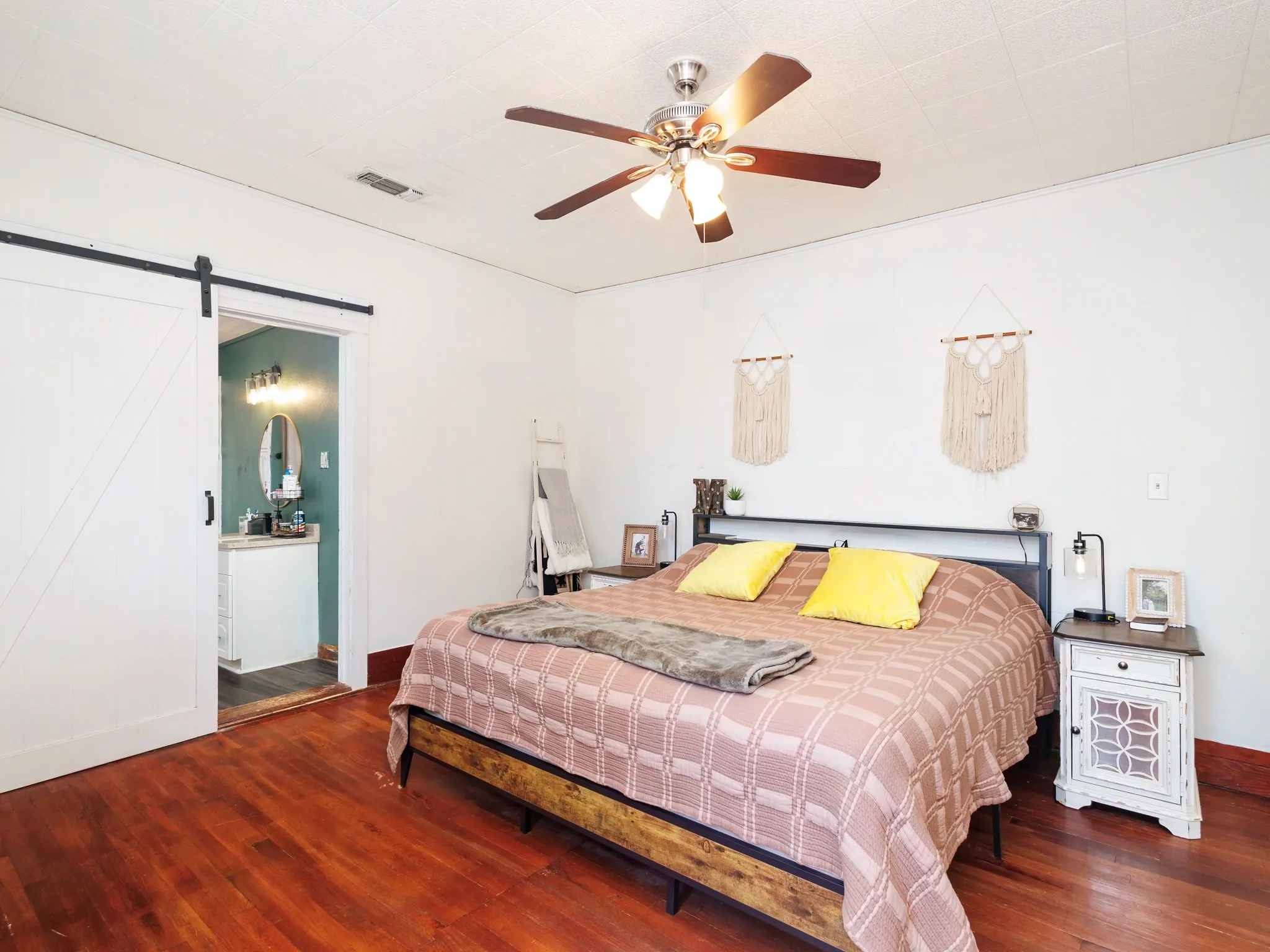 Single Family Residence For Sale in Coleman County , 211 N Nueces Street, Coleman, Texas 76834, 3 Bedroom, 2 Bathroom, 1 Garage spaces, 1,442 Sqft, built in 1930, mls#21381006, Real Estate Agent in Coleman, Homes For Sale in Coleman county, Homes For Sale in Coleman, Realtor in Coleman Texas, Real Estate Brokerage Independent Realty Texas, Luminita Cordes Realtor