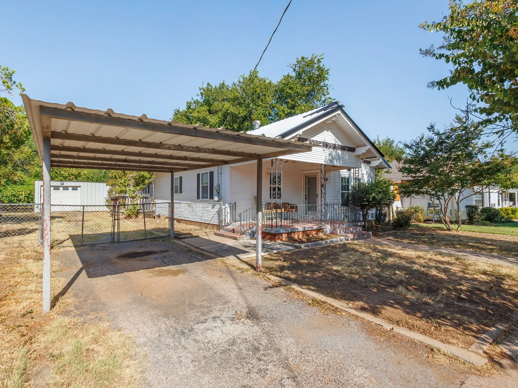 Single Family Residence For Sale in Coleman County , 211 N Nueces Street, Coleman, Texas 76834, 3 Bedroom, 2 Bathroom, 1 Garage spaces, 1,442 Sqft, built in 1930, mls#21381006, Real Estate Agent in Coleman, Homes For Sale in Coleman county, Homes For Sale in Coleman, Realtor in Coleman Texas, Real Estate Brokerage Independent Realty Texas, Luminita Cordes Realtor