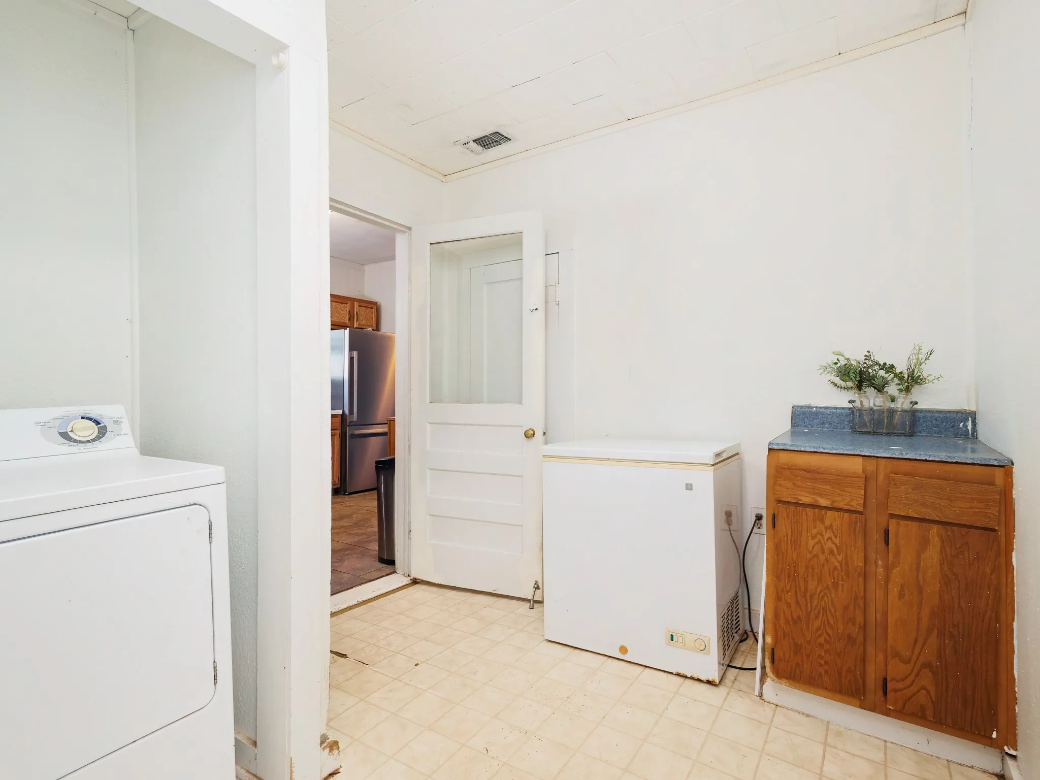 Single Family Residence For Sale in Coleman County , 211 N Nueces Street, Coleman, Texas 76834, 3 Bedroom, 2 Bathroom, 1 Garage spaces, 1,442 Sqft, built in 1930, mls#21381006, Real Estate Agent in Coleman, Homes For Sale in Coleman county, Homes For Sale in Coleman, Realtor in Coleman Texas, Real Estate Brokerage Independent Realty Texas, Luminita Cordes Realtor