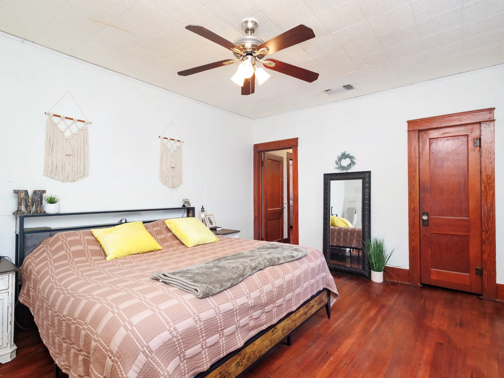 Single Family Residence For Sale in Coleman County , 211 N Nueces Street, Coleman, Texas 76834, 3 Bedroom, 2 Bathroom, 1 Garage spaces, 1,442 Sqft, built in 1930, mls#21381006, Real Estate Agent in Coleman, Homes For Sale in Coleman county, Homes For Sale in Coleman, Realtor in Coleman Texas, Real Estate Brokerage Independent Realty Texas, Luminita Cordes Realtor