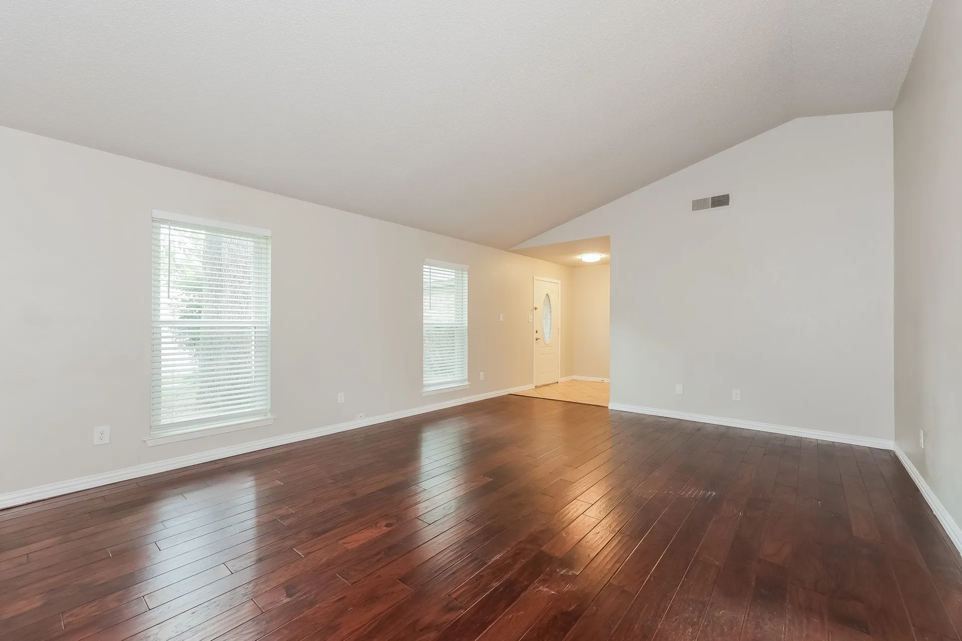Single Family Residence For Rent in Tarrant County , 1800 Chittam Drive, Euless, Texas 76039, 3 Bedroom, 2 Bathroom, 2 Garage spaces, 1,523 Sqft, built in 1983, mls#21381172, Real Estate Agent in Euless, Homes For Rent in Tarrant county, Homes For Rent in Euless, Realtor in Euless Texas, Real Estate Brokerage Independent Realty Texas, Luminita Cordes Realtor