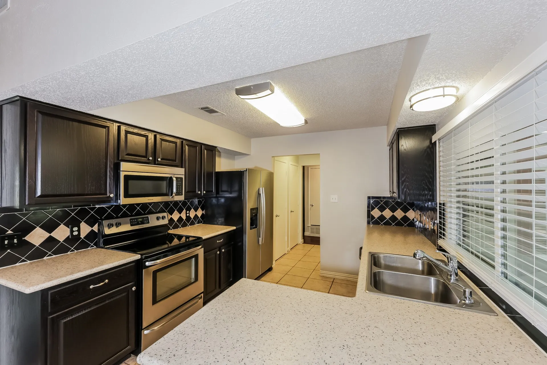 Single Family Residence For Rent in Tarrant County , 1800 Chittam Drive, Euless, Texas 76039, 3 Bedroom, 2 Bathroom, 2 Garage spaces, 1,523 Sqft, built in 1983, mls#21381172, Real Estate Agent in Euless, Homes For Rent in Tarrant county, Homes For Rent in Euless, Realtor in Euless Texas, Real Estate Brokerage Independent Realty Texas, Luminita Cordes Realtor
