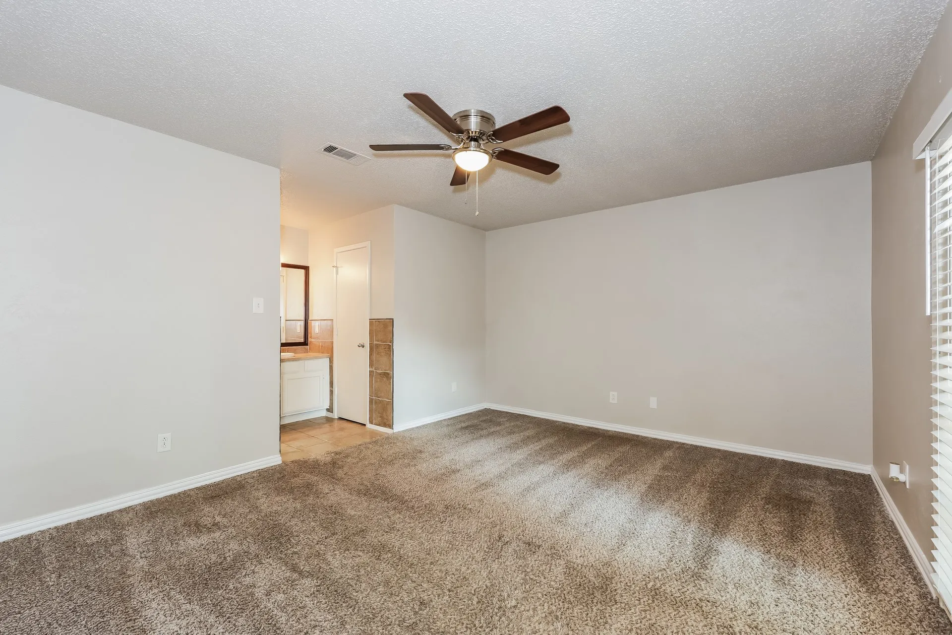 Single Family Residence For Rent in Tarrant County , 1800 Chittam Drive, Euless, Texas 76039, 3 Bedroom, 2 Bathroom, 2 Garage spaces, 1,523 Sqft, built in 1983, mls#21381172, Real Estate Agent in Euless, Homes For Rent in Tarrant county, Homes For Rent in Euless, Realtor in Euless Texas, Real Estate Brokerage Independent Realty Texas, Luminita Cordes Realtor