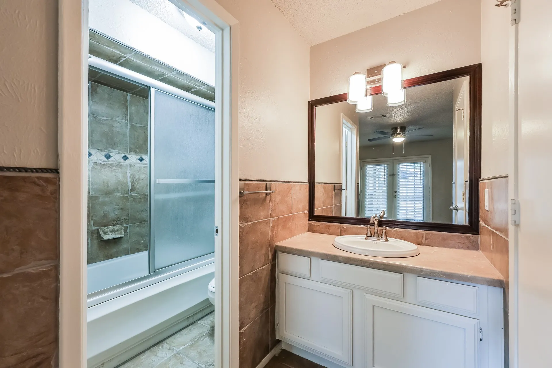 Single Family Residence For Rent in Tarrant County , 1800 Chittam Drive, Euless, Texas 76039, 3 Bedroom, 2 Bathroom, 2 Garage spaces, 1,523 Sqft, built in 1983, mls#21381172, Real Estate Agent in Euless, Homes For Rent in Tarrant county, Homes For Rent in Euless, Realtor in Euless Texas, Real Estate Brokerage Independent Realty Texas, Luminita Cordes Realtor