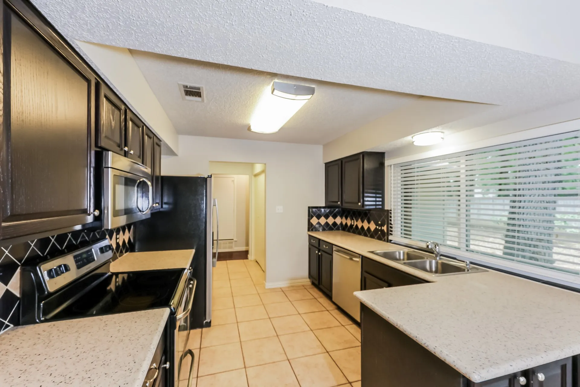 Single Family Residence For Rent in Tarrant County , 1800 Chittam Drive, Euless, Texas 76039, 3 Bedroom, 2 Bathroom, 2 Garage spaces, 1,523 Sqft, built in 1983, mls#21381172, Real Estate Agent in Euless, Homes For Rent in Tarrant county, Homes For Rent in Euless, Realtor in Euless Texas, Real Estate Brokerage Independent Realty Texas, Luminita Cordes Realtor