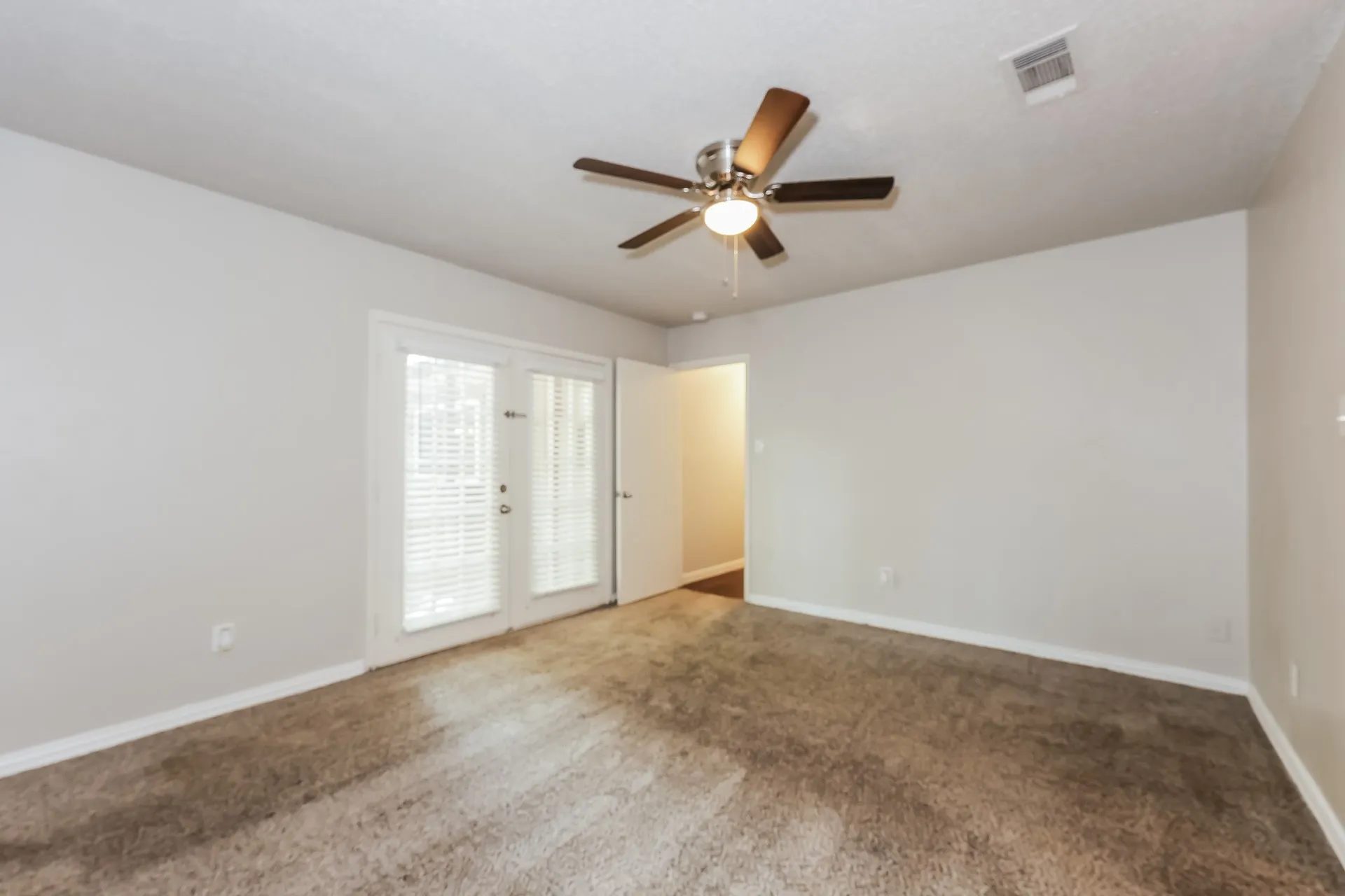 Single Family Residence For Rent in Tarrant County , 1800 Chittam Drive, Euless, Texas 76039, 3 Bedroom, 2 Bathroom, 2 Garage spaces, 1,523 Sqft, built in 1983, mls#21381172, Real Estate Agent in Euless, Homes For Rent in Tarrant county, Homes For Rent in Euless, Realtor in Euless Texas, Real Estate Brokerage Independent Realty Texas, Luminita Cordes Realtor
