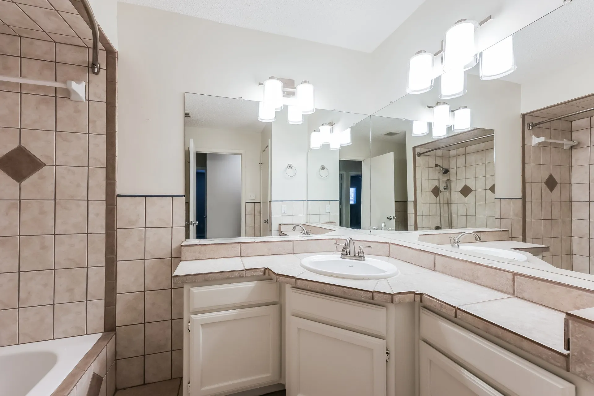 Single Family Residence For Rent in Tarrant County , 1800 Chittam Drive, Euless, Texas 76039, 3 Bedroom, 2 Bathroom, 2 Garage spaces, 1,523 Sqft, built in 1983, mls#21381172, Real Estate Agent in Euless, Homes For Rent in Tarrant county, Homes For Rent in Euless, Realtor in Euless Texas, Real Estate Brokerage Independent Realty Texas, Luminita Cordes Realtor