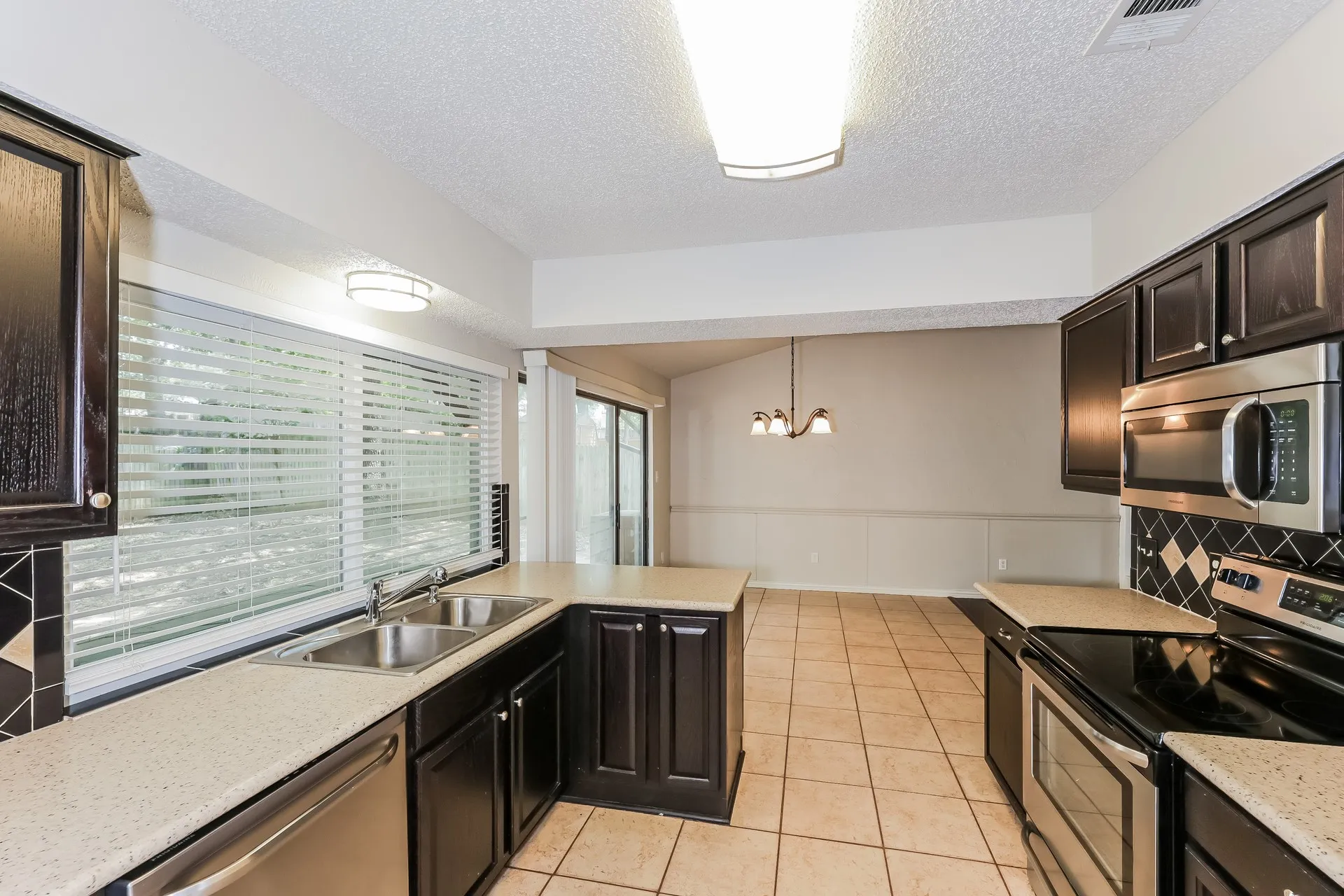 Single Family Residence For Rent in Tarrant County , 1800 Chittam Drive, Euless, Texas 76039, 3 Bedroom, 2 Bathroom, 2 Garage spaces, 1,523 Sqft, built in 1983, mls#21381172, Real Estate Agent in Euless, Homes For Rent in Tarrant county, Homes For Rent in Euless, Realtor in Euless Texas, Real Estate Brokerage Independent Realty Texas, Luminita Cordes Realtor