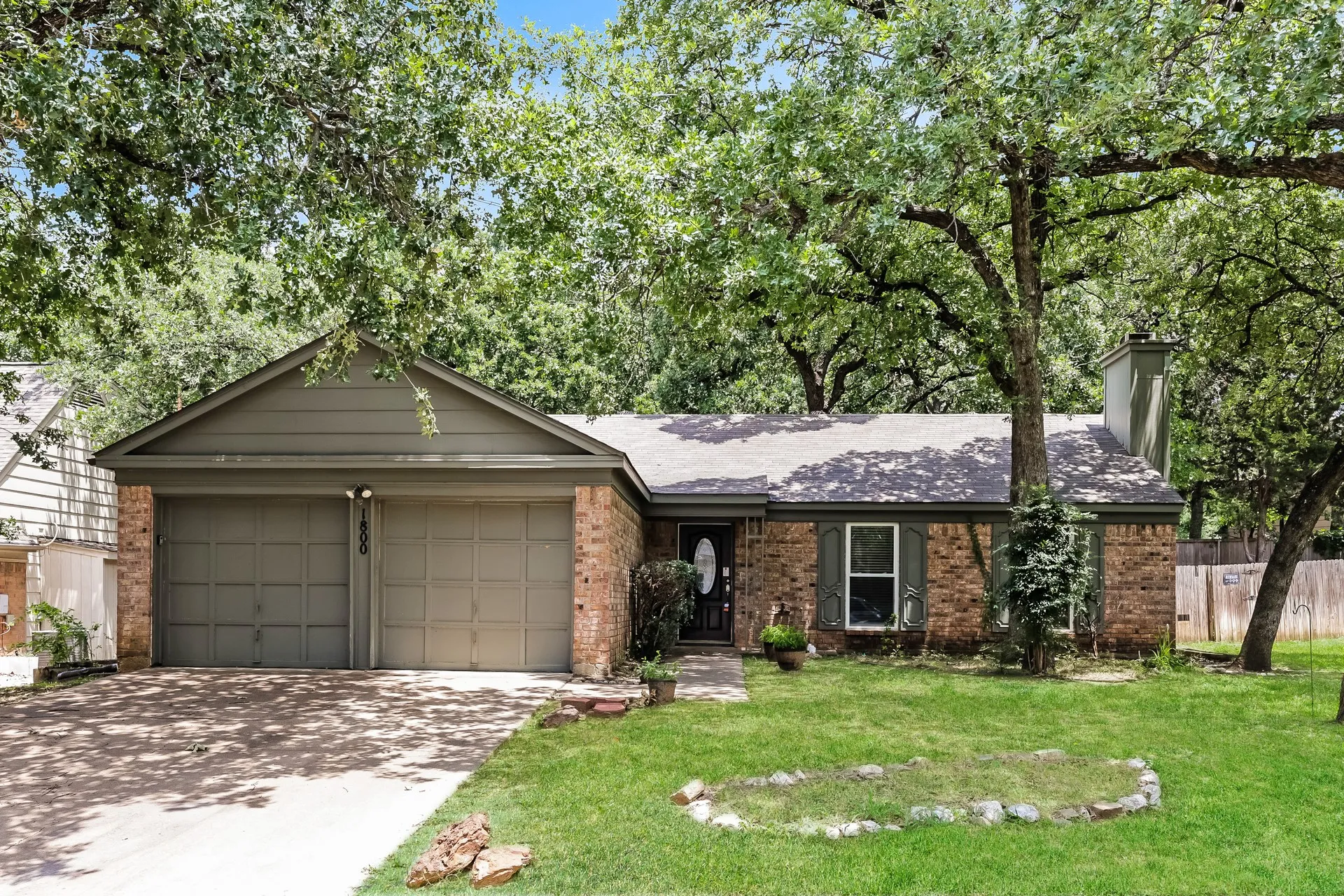 Single Family Residence For Rent in Tarrant County , 1800 Chittam Drive, Euless, Texas 76039, 3 Bedroom, 2 Bathroom, 2 Garage spaces, 1,523 Sqft, built in 1983, mls#21381172, Real Estate Agent in Euless, Homes For Rent in Tarrant county, Homes For Rent in Euless, Realtor in Euless Texas, Real Estate Brokerage Independent Realty Texas, Luminita Cordes Realtor