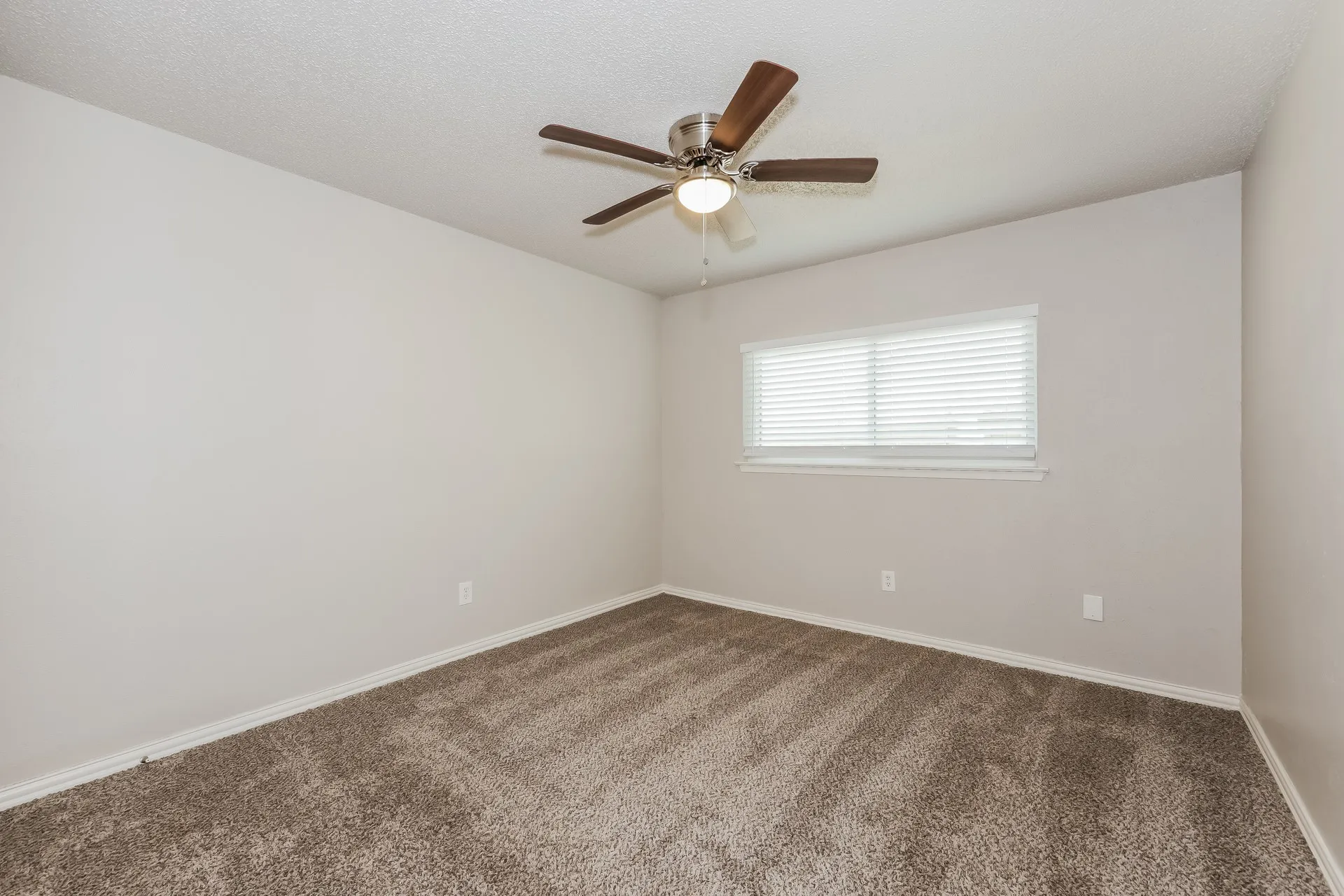 Single Family Residence For Rent in Tarrant County , 1800 Chittam Drive, Euless, Texas 76039, 3 Bedroom, 2 Bathroom, 2 Garage spaces, 1,523 Sqft, built in 1983, mls#21381172, Real Estate Agent in Euless, Homes For Rent in Tarrant county, Homes For Rent in Euless, Realtor in Euless Texas, Real Estate Brokerage Independent Realty Texas, Luminita Cordes Realtor