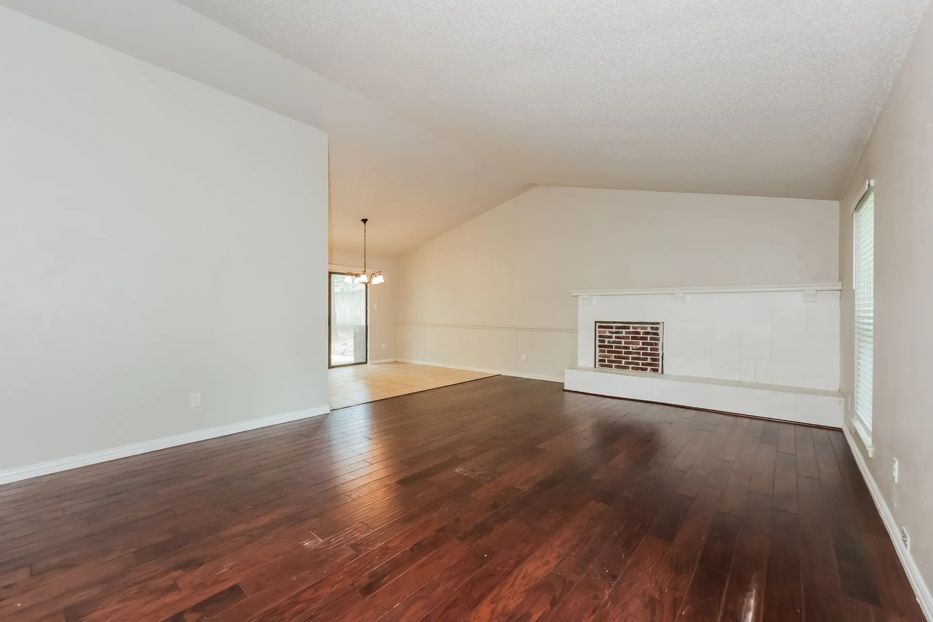 Single Family Residence For Rent in Tarrant County , 1800 Chittam Drive, Euless, Texas 76039, 3 Bedroom, 2 Bathroom, 2 Garage spaces, 1,523 Sqft, built in 1983, mls#21381172, Real Estate Agent in Euless, Homes For Rent in Tarrant county, Homes For Rent in Euless, Realtor in Euless Texas, Real Estate Brokerage Independent Realty Texas, Luminita Cordes Realtor