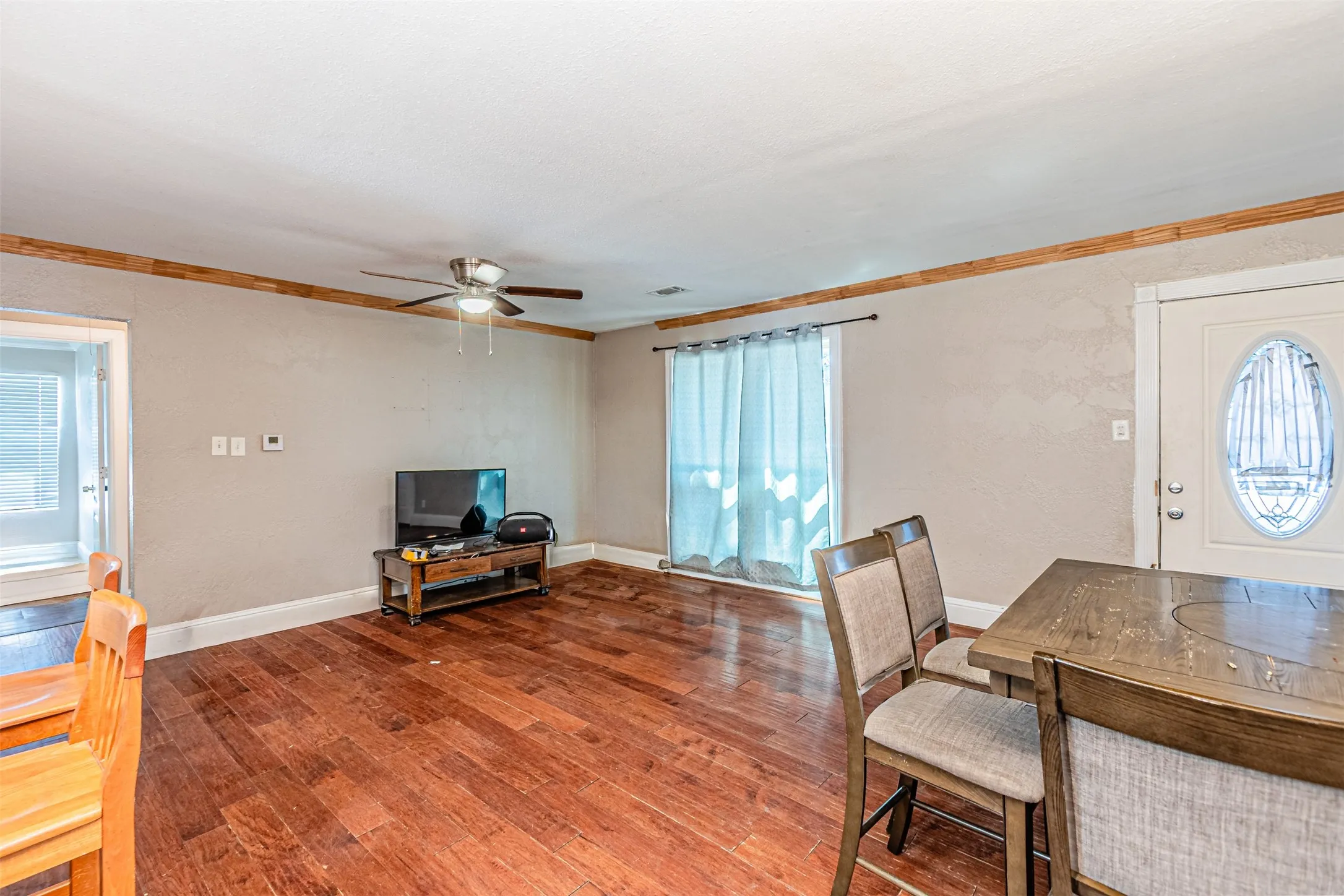 Single Family Residence For Sale in Dallas County , 305 Chandler Drive, Garland, Texas 75040, 3 Bedroom, 1 Bathroom, Garage spaces, 1,056 Sqft, built in 1952, mls#21381176, Real Estate Agent in Garland, Homes For Sale in Dallas county, Homes For Sale in Garland, Realtor in Garland Texas, Real Estate Brokerage Independent Realty Texas, Luminita Cordes Realtor