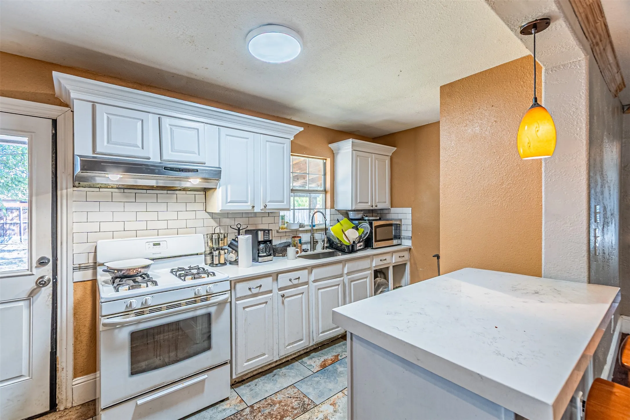 Single Family Residence For Sale in Dallas County , 305 Chandler Drive, Garland, Texas 75040, 3 Bedroom, 1 Bathroom, Garage spaces, 1,056 Sqft, built in 1952, mls#21381176, Real Estate Agent in Garland, Homes For Sale in Dallas county, Homes For Sale in Garland, Realtor in Garland Texas, Real Estate Brokerage Independent Realty Texas, Luminita Cordes Realtor