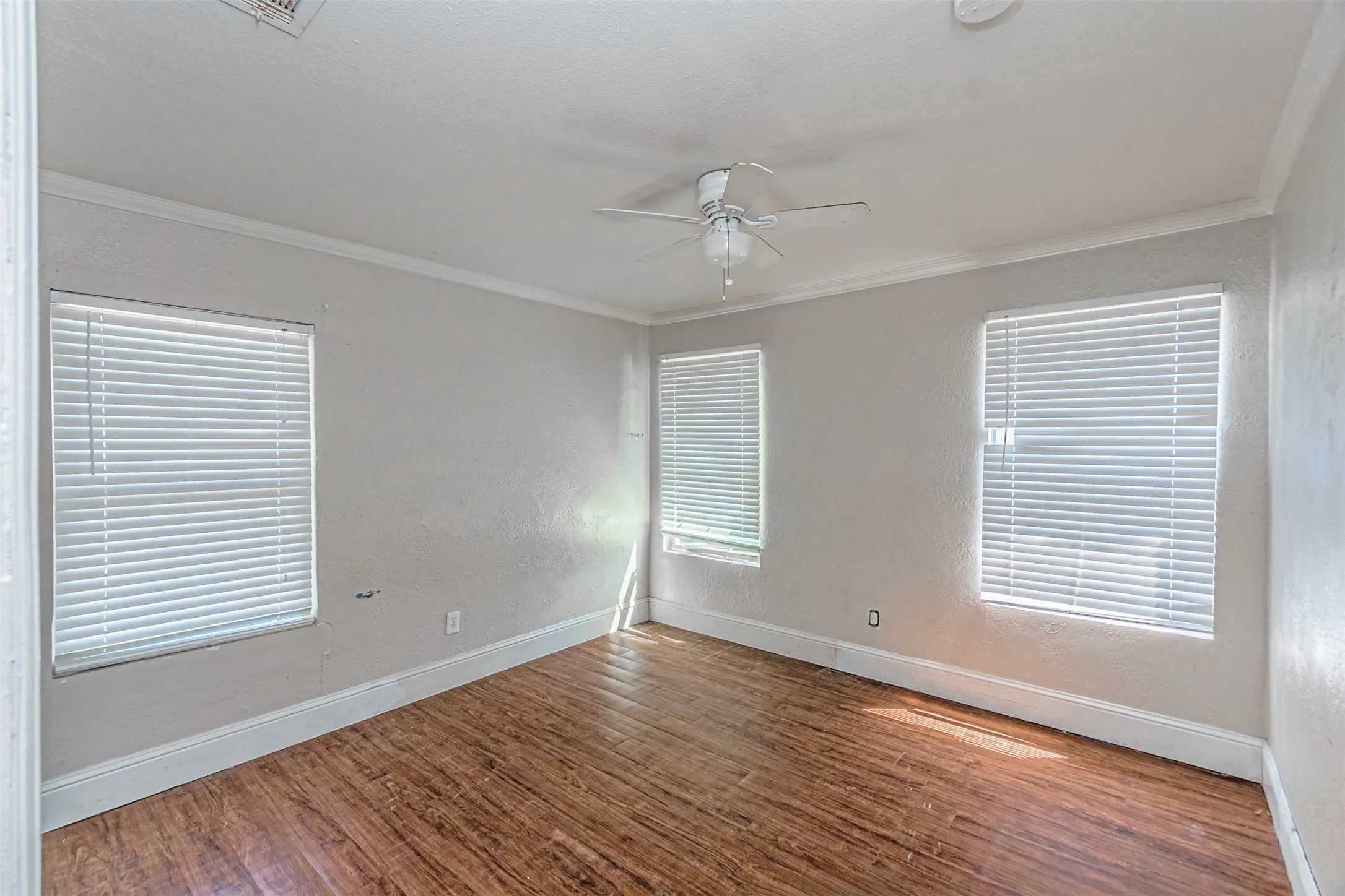 Single Family Residence For Sale in Dallas County , 305 Chandler Drive, Garland, Texas 75040, 3 Bedroom, 1 Bathroom, Garage spaces, 1,056 Sqft, built in 1952, mls#21381176, Real Estate Agent in Garland, Homes For Sale in Dallas county, Homes For Sale in Garland, Realtor in Garland Texas, Real Estate Brokerage Independent Realty Texas, Luminita Cordes Realtor