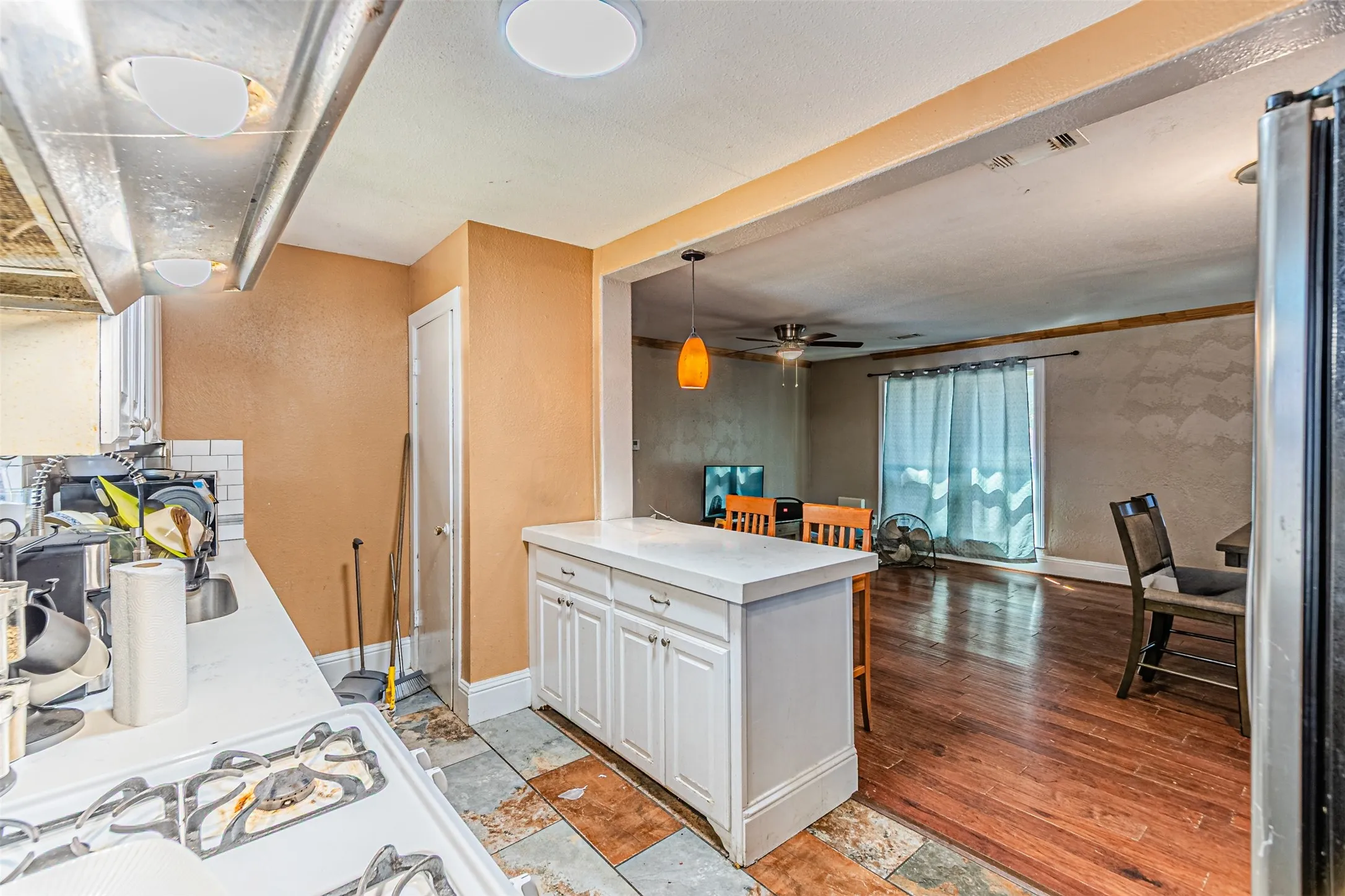 Single Family Residence For Sale in Dallas County , 305 Chandler Drive, Garland, Texas 75040, 3 Bedroom, 1 Bathroom, Garage spaces, 1,056 Sqft, built in 1952, mls#21381176, Real Estate Agent in Garland, Homes For Sale in Dallas county, Homes For Sale in Garland, Realtor in Garland Texas, Real Estate Brokerage Independent Realty Texas, Luminita Cordes Realtor