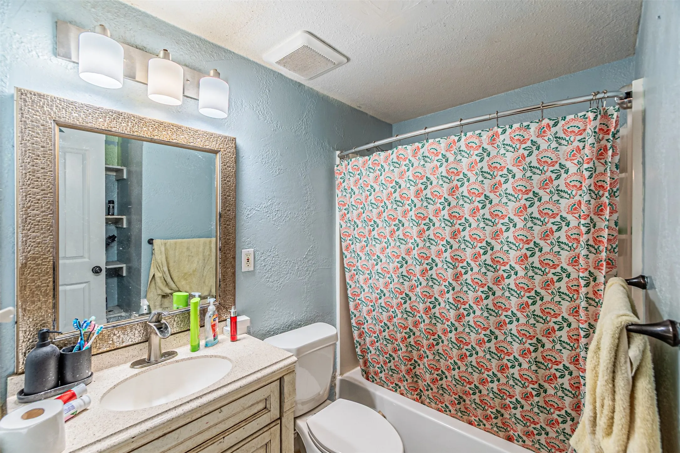 Single Family Residence For Sale in Dallas County , 305 Chandler Drive, Garland, Texas 75040, 3 Bedroom, 1 Bathroom, Garage spaces, 1,056 Sqft, built in 1952, mls#21381176, Real Estate Agent in Garland, Homes For Sale in Dallas county, Homes For Sale in Garland, Realtor in Garland Texas, Real Estate Brokerage Independent Realty Texas, Luminita Cordes Realtor