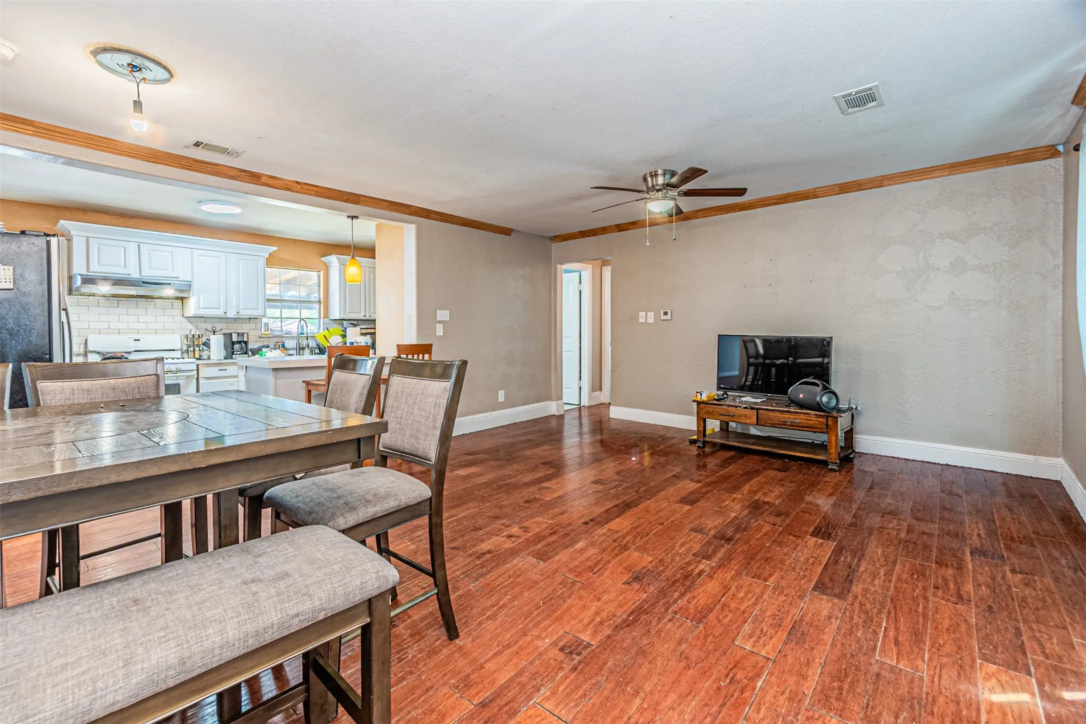 Single Family Residence For Sale in Dallas County , 305 Chandler Drive, Garland, Texas 75040, 3 Bedroom, 1 Bathroom, Garage spaces, 1,056 Sqft, built in 1952, mls#21381176, Real Estate Agent in Garland, Homes For Sale in Dallas county, Homes For Sale in Garland, Realtor in Garland Texas, Real Estate Brokerage Independent Realty Texas, Luminita Cordes Realtor