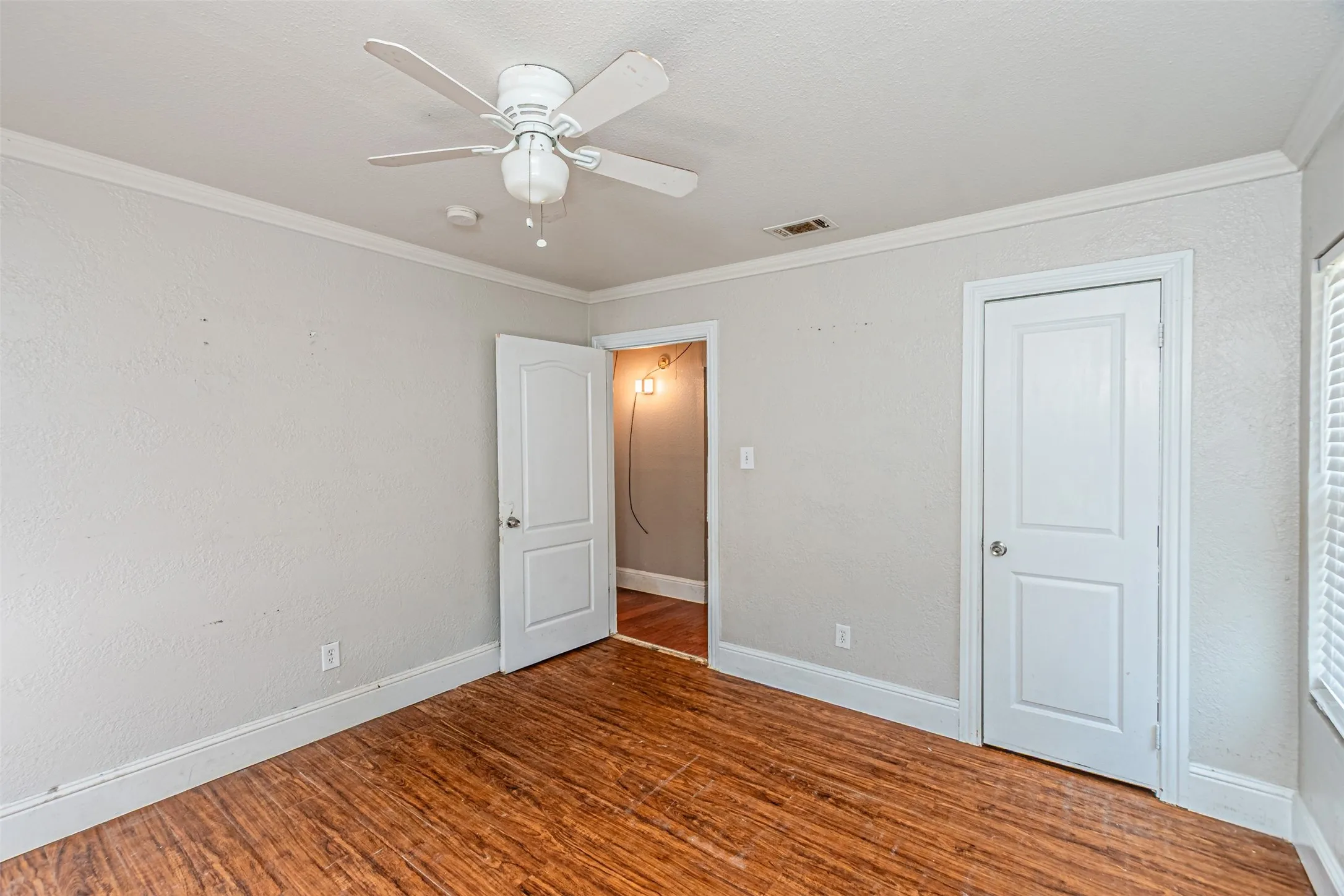 Single Family Residence For Sale in Dallas County , 305 Chandler Drive, Garland, Texas 75040, 3 Bedroom, 1 Bathroom, Garage spaces, 1,056 Sqft, built in 1952, mls#21381176, Real Estate Agent in Garland, Homes For Sale in Dallas county, Homes For Sale in Garland, Realtor in Garland Texas, Real Estate Brokerage Independent Realty Texas, Luminita Cordes Realtor