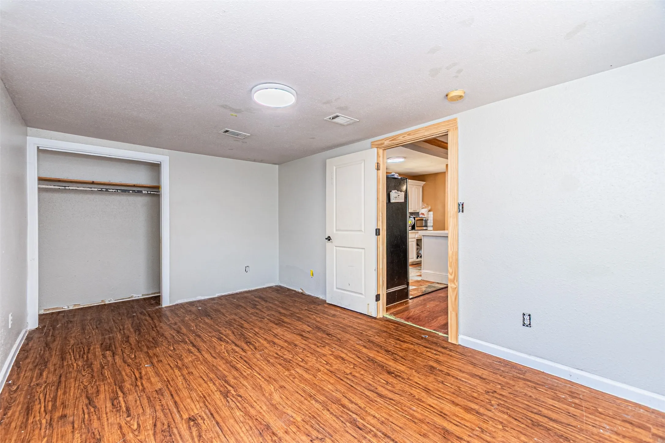 Single Family Residence For Sale in Dallas County , 305 Chandler Drive, Garland, Texas 75040, 3 Bedroom, 1 Bathroom, Garage spaces, 1,056 Sqft, built in 1952, mls#21381176, Real Estate Agent in Garland, Homes For Sale in Dallas county, Homes For Sale in Garland, Realtor in Garland Texas, Real Estate Brokerage Independent Realty Texas, Luminita Cordes Realtor