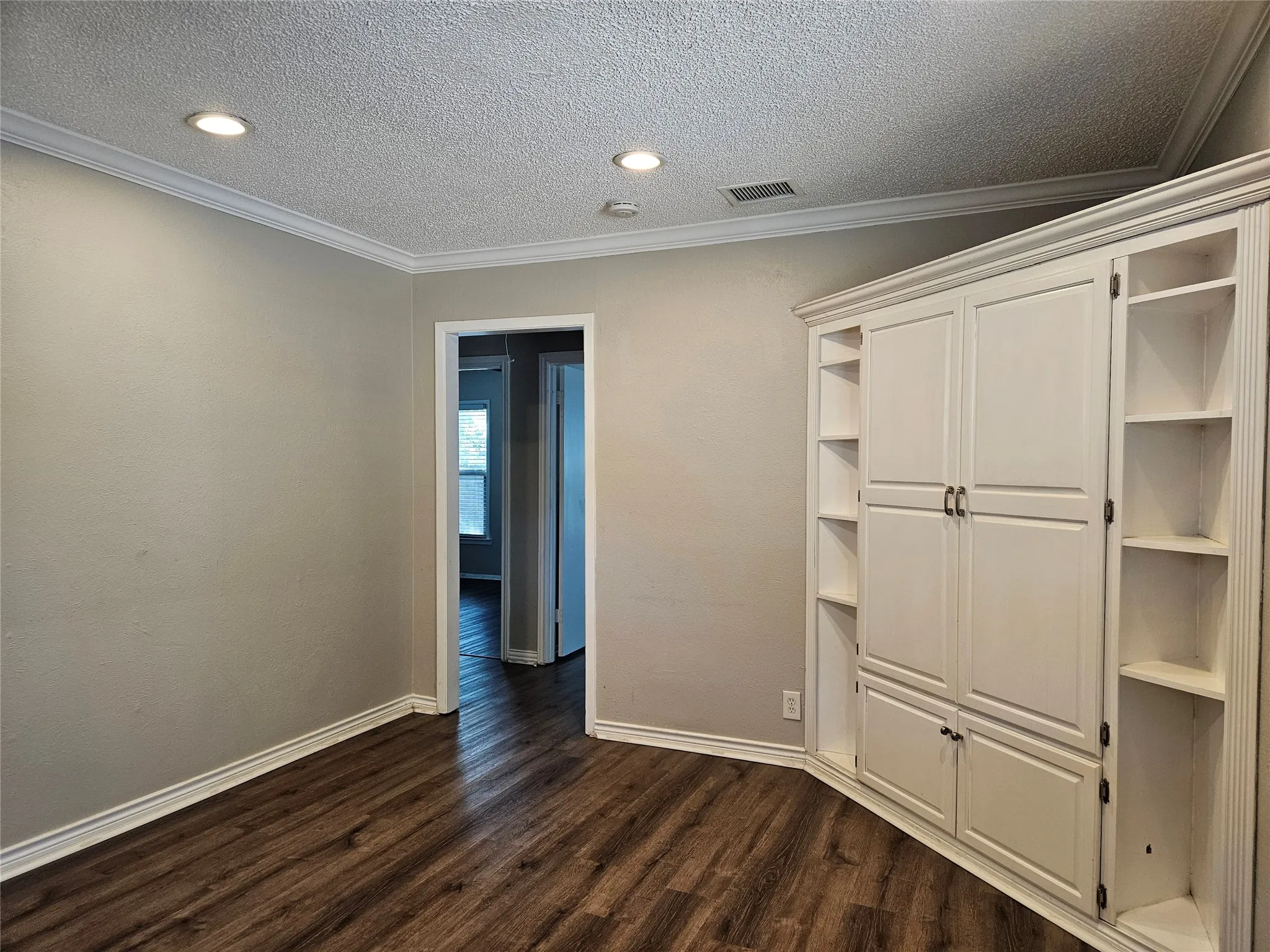 Single Family Residence For Sale in Dallas County , 10630 Newcombe Drive, Dallas, Texas 75228, 3 Bedroom, 1 Bathroom, 1 Garage spaces, 1,146 Sqft, built in 1951, mls#21381177, Real Estate Agent in Dallas, Homes For Sale in Dallas county, Homes For Sale in Dallas, Realtor in Dallas Texas, Real Estate Brokerage Independent Realty Texas, Luminita Cordes Realtor