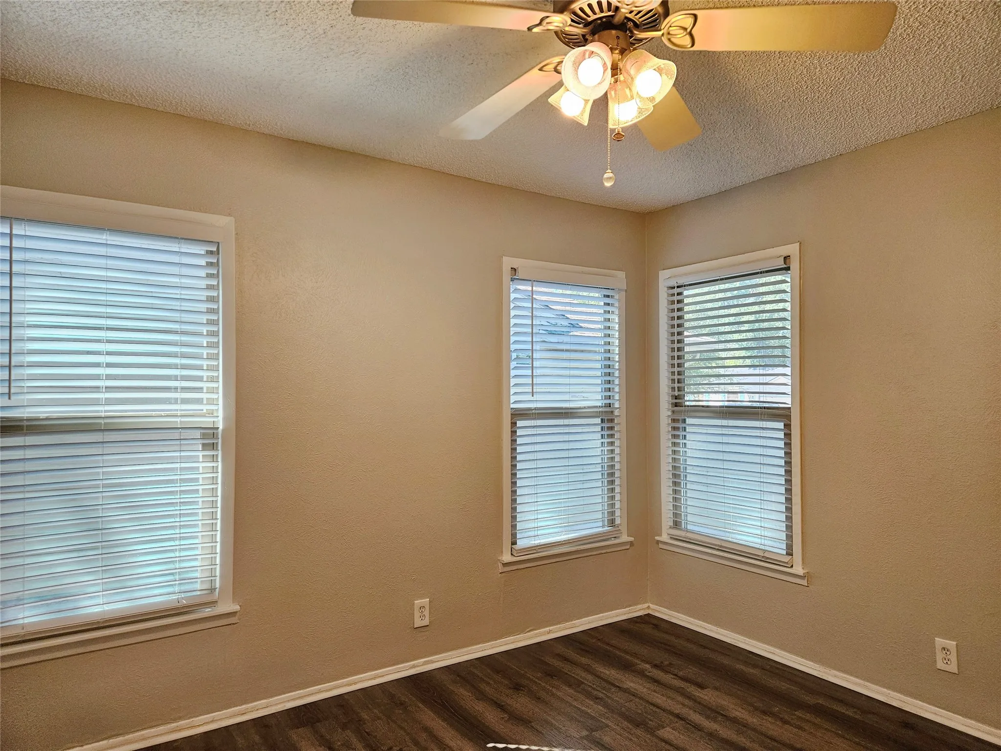 Single Family Residence For Sale in Dallas County , 10630 Newcombe Drive, Dallas, Texas 75228, 3 Bedroom, 1 Bathroom, 1 Garage spaces, 1,146 Sqft, built in 1951, mls#21381177, Real Estate Agent in Dallas, Homes For Sale in Dallas county, Homes For Sale in Dallas, Realtor in Dallas Texas, Real Estate Brokerage Independent Realty Texas, Luminita Cordes Realtor