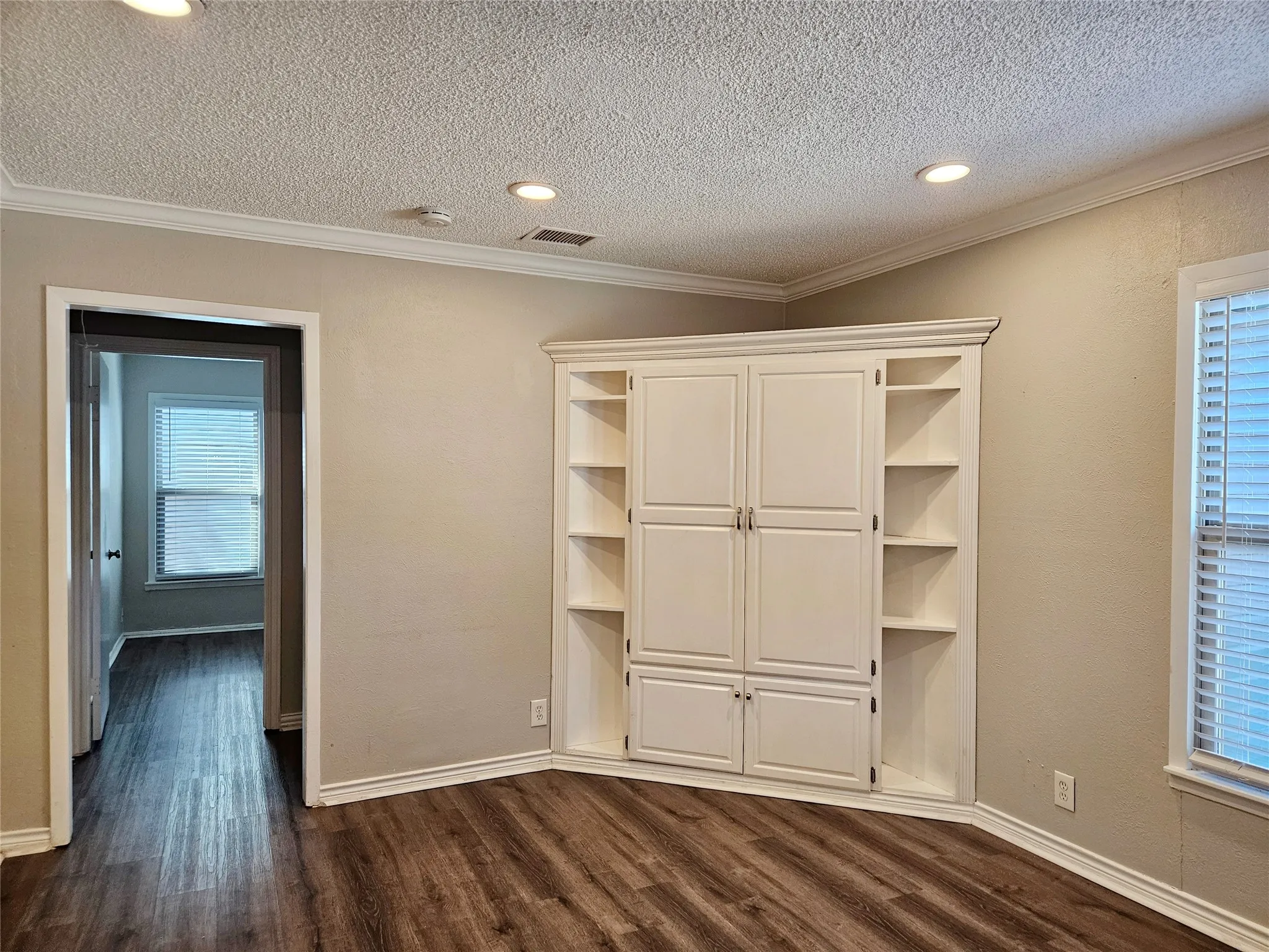 Single Family Residence For Sale in Dallas County , 10630 Newcombe Drive, Dallas, Texas 75228, 3 Bedroom, 1 Bathroom, 1 Garage spaces, 1,146 Sqft, built in 1951, mls#21381177, Real Estate Agent in Dallas, Homes For Sale in Dallas county, Homes For Sale in Dallas, Realtor in Dallas Texas, Real Estate Brokerage Independent Realty Texas, Luminita Cordes Realtor
