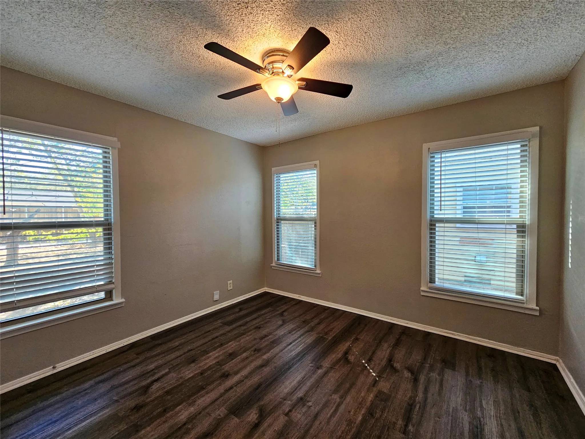Single Family Residence For Sale in Dallas County , 10630 Newcombe Drive, Dallas, Texas 75228, 3 Bedroom, 1 Bathroom, 1 Garage spaces, 1,146 Sqft, built in 1951, mls#21381177, Real Estate Agent in Dallas, Homes For Sale in Dallas county, Homes For Sale in Dallas, Realtor in Dallas Texas, Real Estate Brokerage Independent Realty Texas, Luminita Cordes Realtor