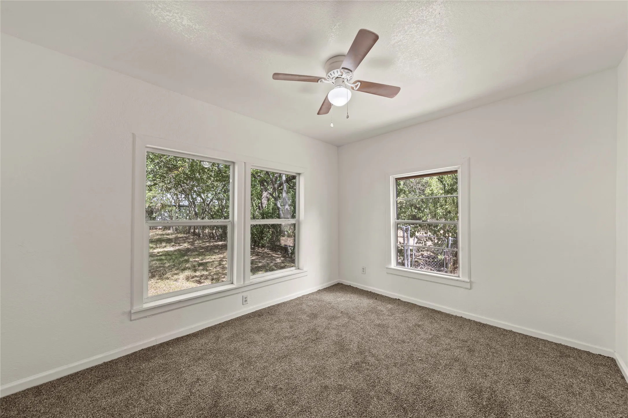 Single Family Residence For Sale in Mc Lennan County , 927 Oakwood Avenue, Waco, Texas 76706, 3 Bedroom, 1 Bathroom, Garage spaces, 1,060 Sqft, built in 1950, mls#21381092, Real Estate Agent in Waco, Homes For Sale in Mc Lennan county, Homes For Sale in Waco, Realtor in Waco Texas, Real Estate Brokerage Independent Realty Texas, Luminita Cordes Realtor