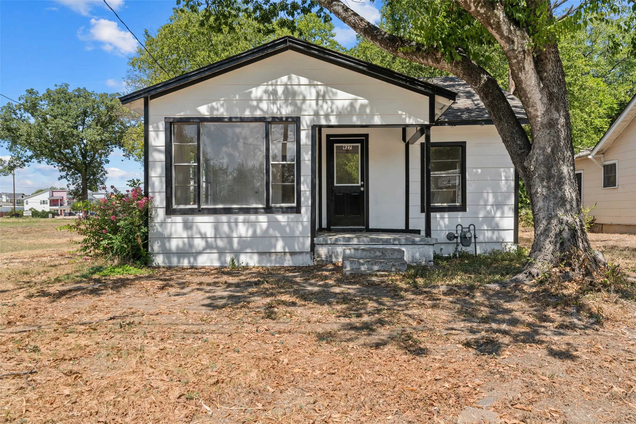 Single Family Residence For Sale in Mc Lennan County , 927 Oakwood Avenue, Waco, Texas 76706, 3 Bedroom, 1 Bathroom, Garage spaces, 1,060 Sqft, built in 1950, mls#21381092, Real Estate Agent in Waco, Homes For Sale in Mc Lennan county, Homes For Sale in Waco, Realtor in Waco Texas, Real Estate Brokerage Independent Realty Texas, Luminita Cordes Realtor