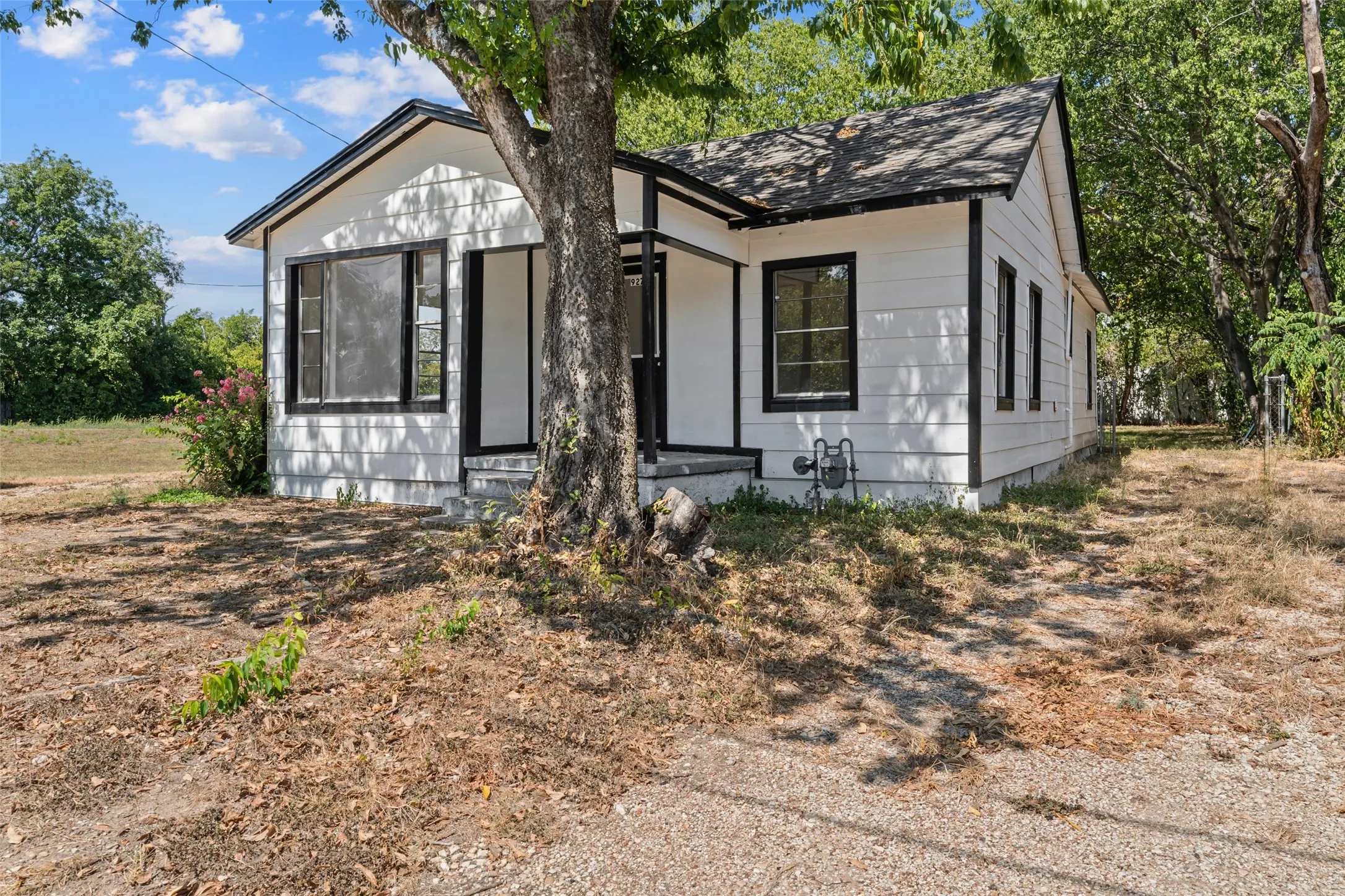 Single Family Residence For Sale in Mc Lennan County , 927 Oakwood Avenue, Waco, Texas 76706, 3 Bedroom, 1 Bathroom, Garage spaces, 1,060 Sqft, built in 1950, mls#21381092, Real Estate Agent in Waco, Homes For Sale in Mc Lennan county, Homes For Sale in Waco, Realtor in Waco Texas, Real Estate Brokerage Independent Realty Texas, Luminita Cordes Realtor
