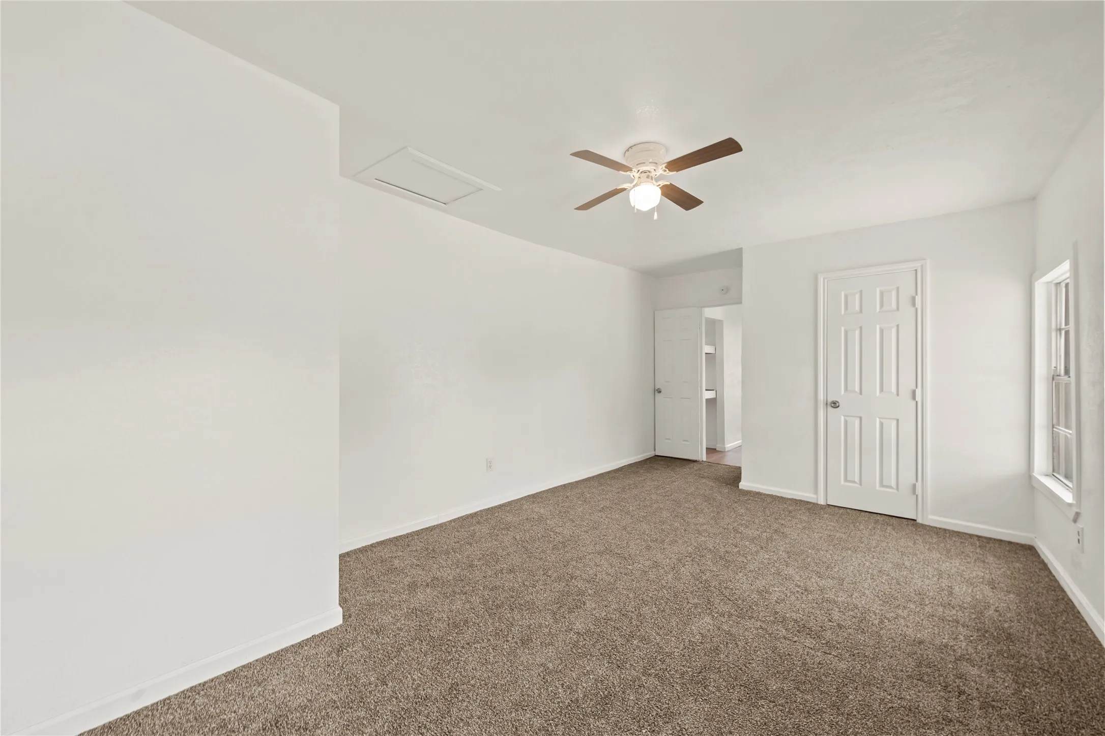 Single Family Residence For Sale in Mc Lennan County , 927 Oakwood Avenue, Waco, Texas 76706, 3 Bedroom, 1 Bathroom, Garage spaces, 1,060 Sqft, built in 1950, mls#21381092, Real Estate Agent in Waco, Homes For Sale in Mc Lennan county, Homes For Sale in Waco, Realtor in Waco Texas, Real Estate Brokerage Independent Realty Texas, Luminita Cordes Realtor