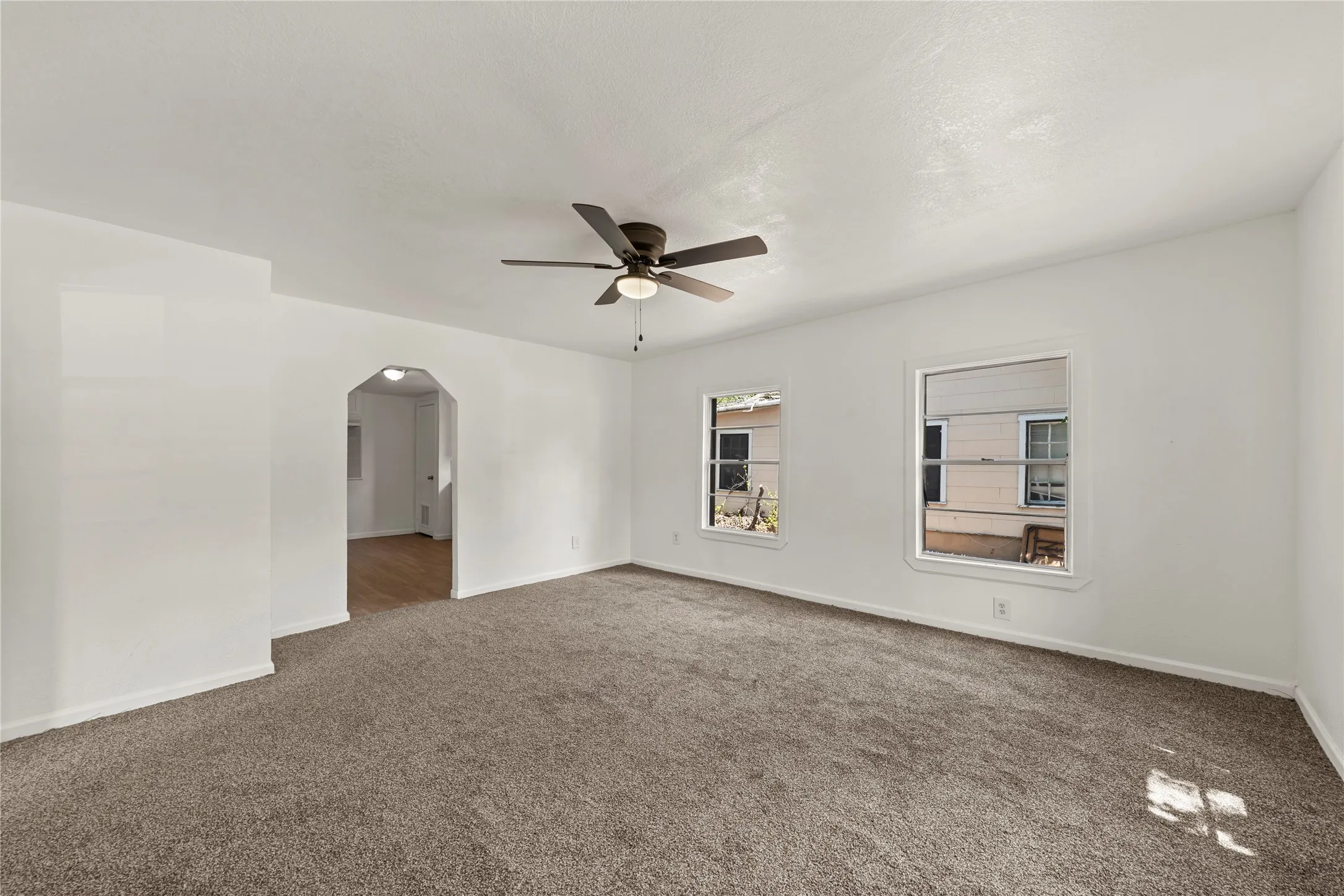 Single Family Residence For Sale in Mc Lennan County , 927 Oakwood Avenue, Waco, Texas 76706, 3 Bedroom, 1 Bathroom, Garage spaces, 1,060 Sqft, built in 1950, mls#21381092, Real Estate Agent in Waco, Homes For Sale in Mc Lennan county, Homes For Sale in Waco, Realtor in Waco Texas, Real Estate Brokerage Independent Realty Texas, Luminita Cordes Realtor
