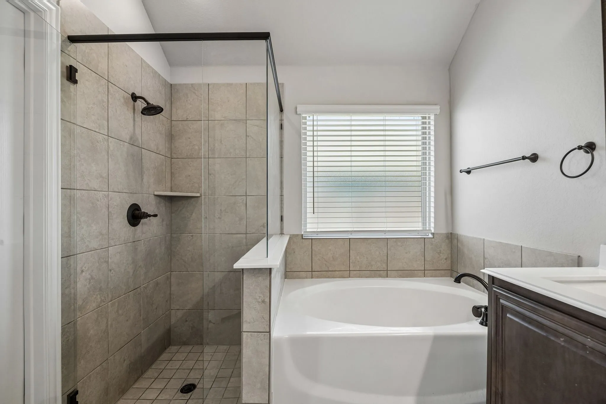 Single Family Residence For Sale in Ellis County , 209 Perennial Way, Waxahachie, Texas 75165, 4 Bedroom, 3 Bathroom, 2 Garage spaces, 2,399 Sqft, built in 2022, mls#21363236, Real Estate Agent in Waxahachie, Homes For Sale in Ellis county, Homes For Sale in Waxahachie, Realtor in Waxahachie Texas, Real Estate Brokerage Independent Realty Texas, Luminita Cordes Realtor