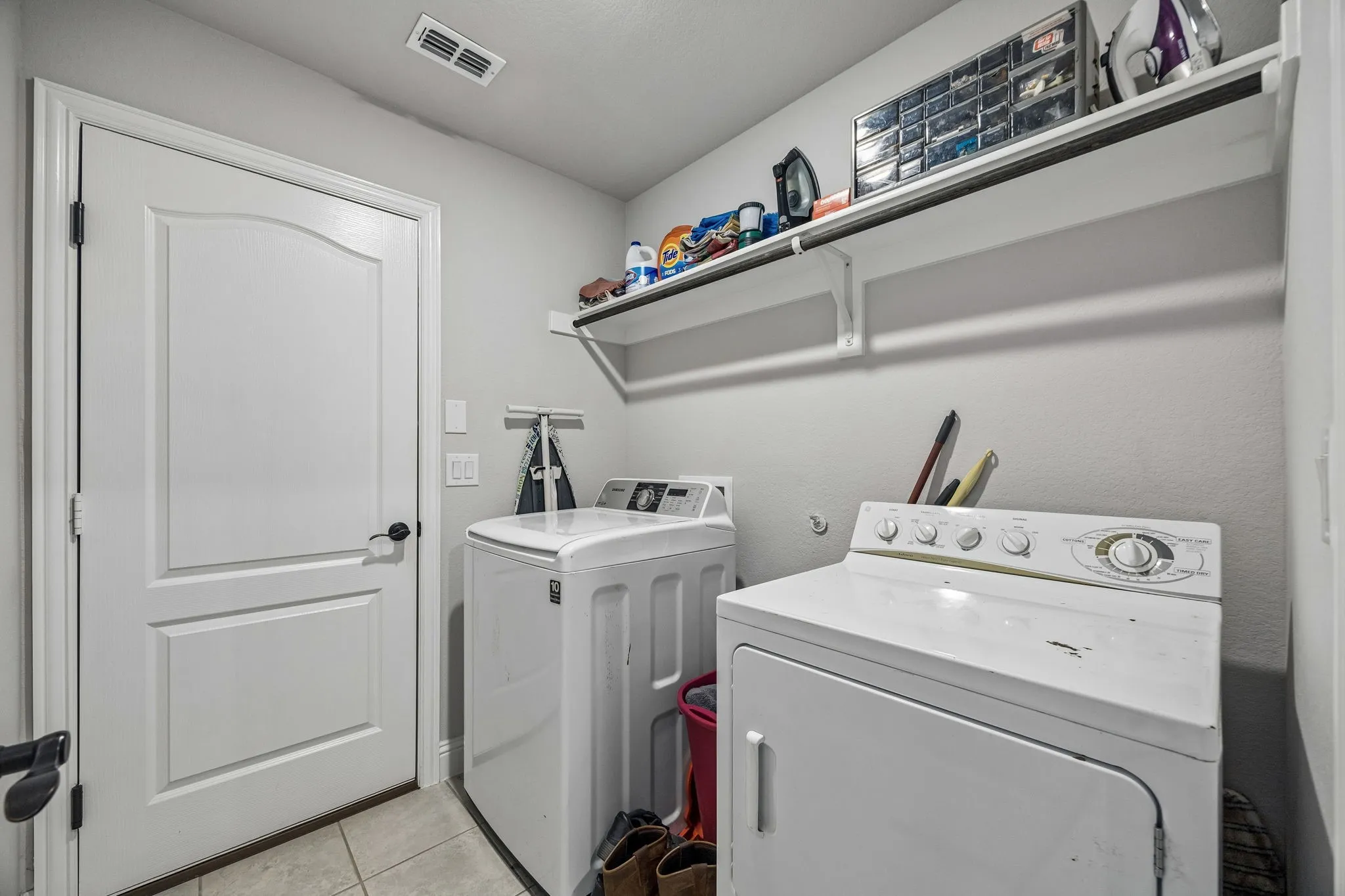 Single Family Residence For Sale in Ellis County , 209 Perennial Way, Waxahachie, Texas 75165, 4 Bedroom, 3 Bathroom, 2 Garage spaces, 2,399 Sqft, built in 2022, mls#21363236, Real Estate Agent in Waxahachie, Homes For Sale in Ellis county, Homes For Sale in Waxahachie, Realtor in Waxahachie Texas, Real Estate Brokerage Independent Realty Texas, Luminita Cordes Realtor